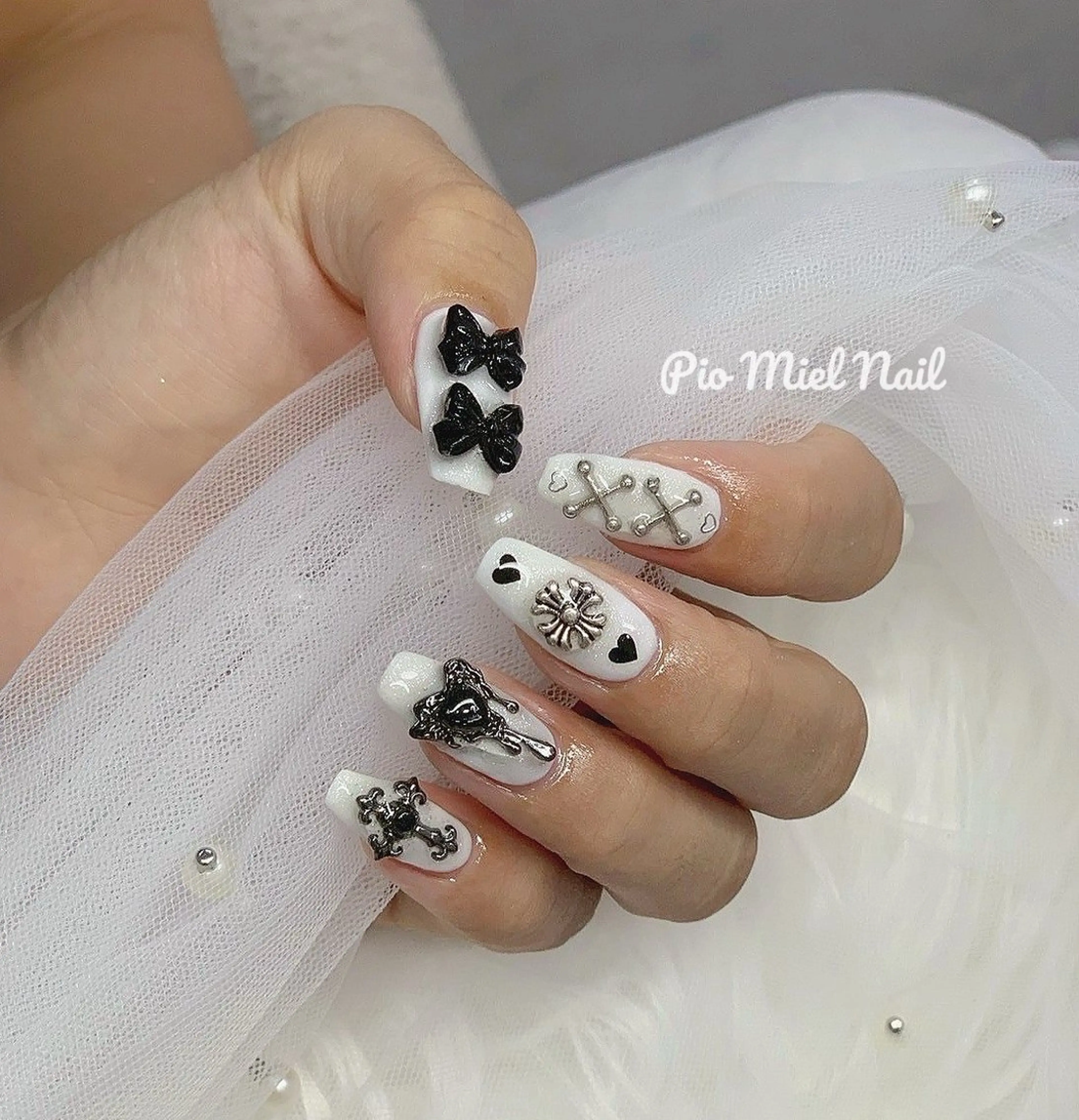 ネイル リボン シルバー ホワイト ハンドネイル momo 長さだしのネイルデザイン