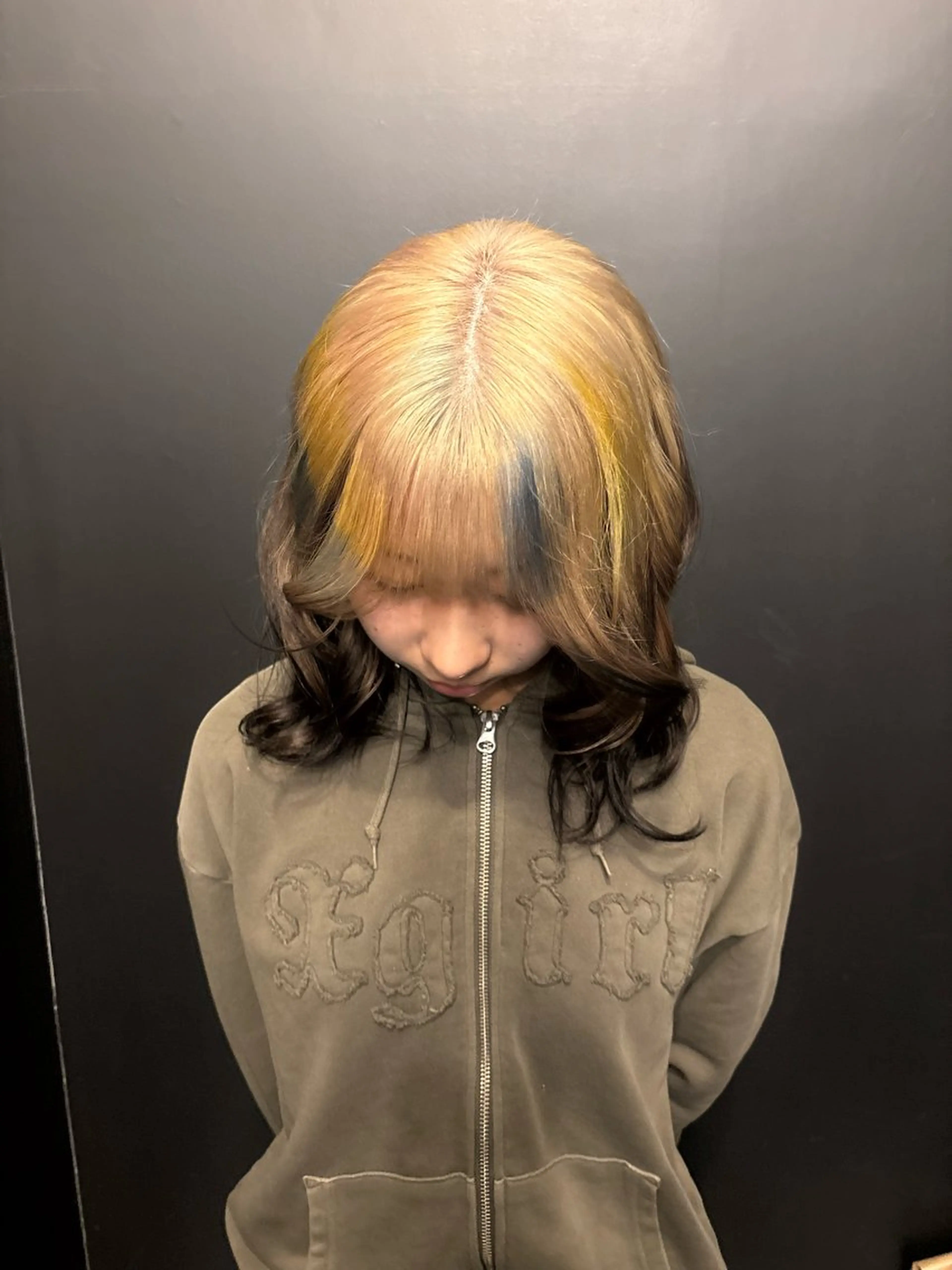 ミディアム カラー ベージュカラー ブロンド ブロンドベージュ グラデーションカラー ヘアカラー トリートメント HIKARI🐈‍⬛ ハイトーン×デザインのヘアスタイル