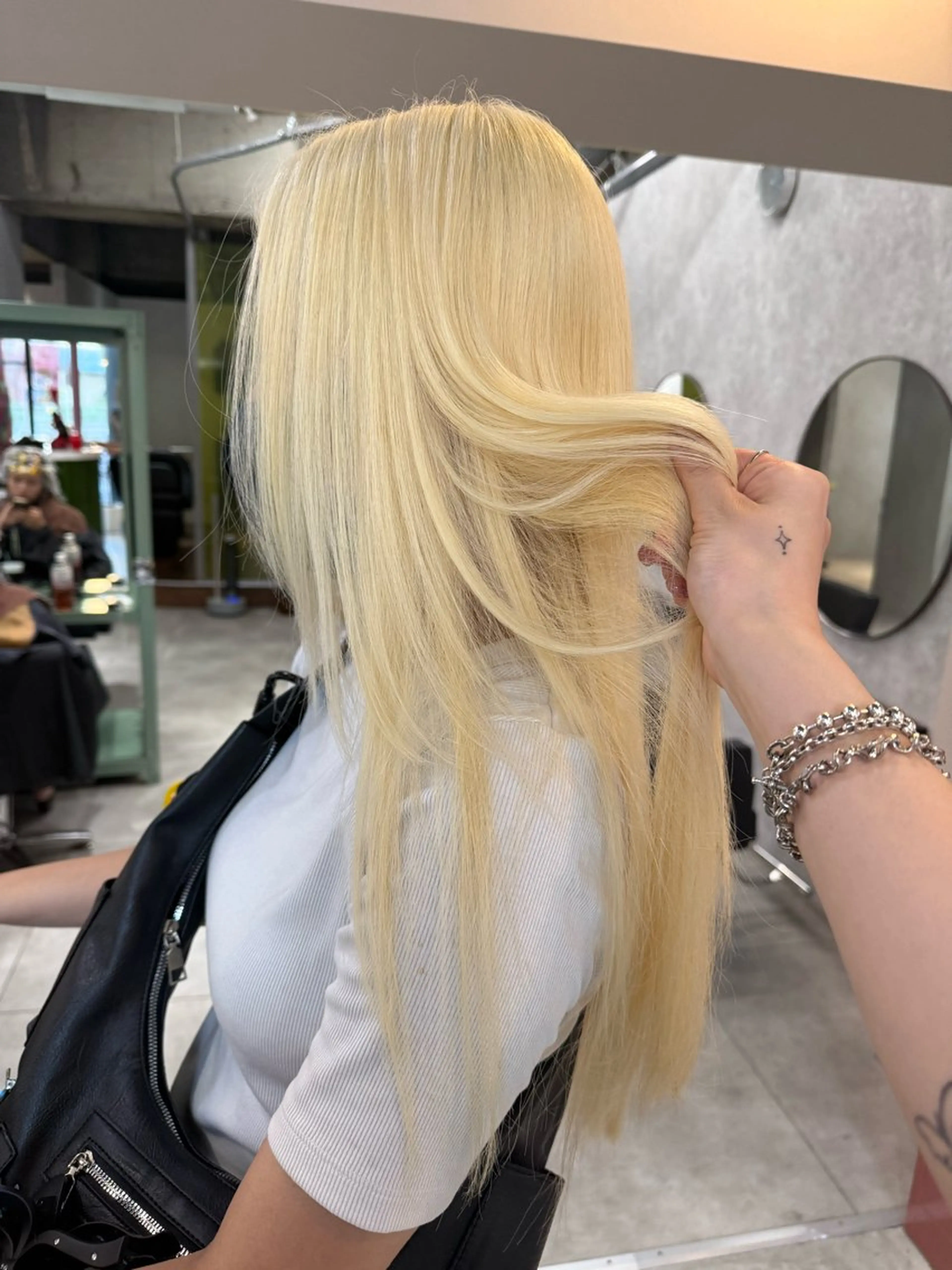 ロング カラー ヘアアレンジ ブロンド ロング ヘアカラー 透明感カラー🩶韓国 ヘア🩶ワカナのヘアスタイル