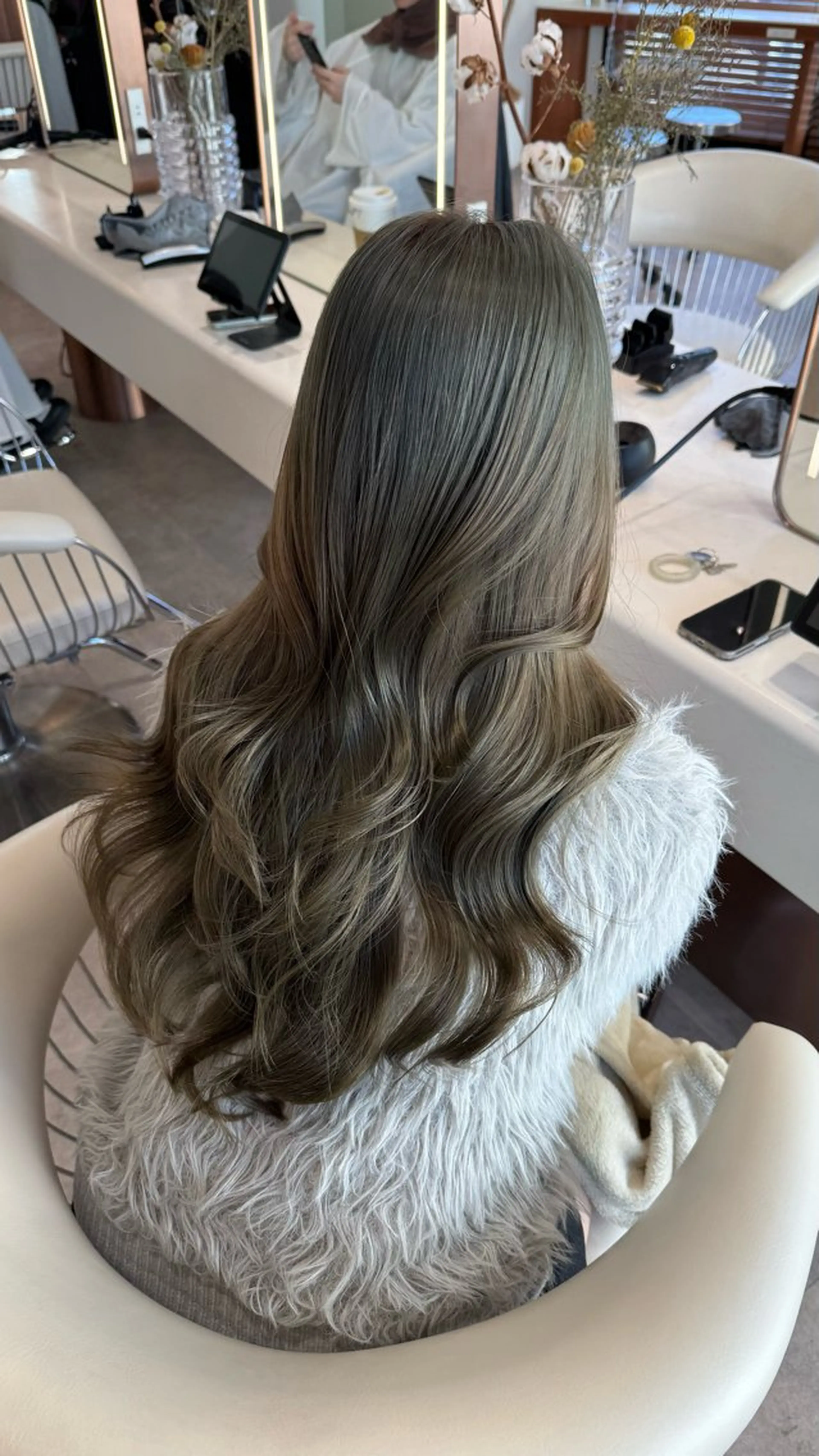 ロング カラー パーマ グレージュ オリーブグレージュ オリーブグレー 髪質改善 韓国風ヘア カット トリートメント ヘアセット 韓国レイヤー🇰🇷 韓国研修◎渋谷カイトのヘアスタイル