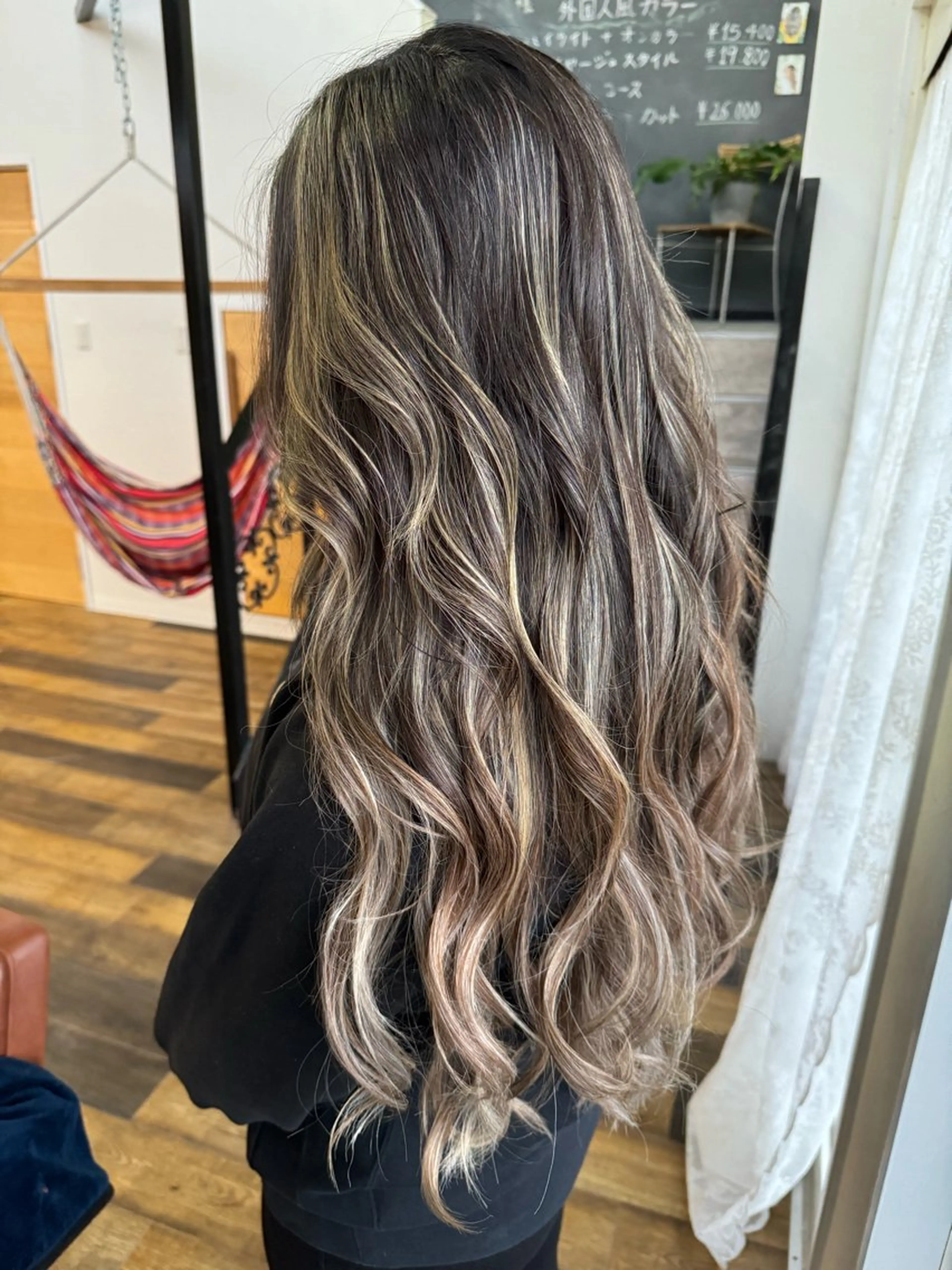 ロング カラー アッシュ 透明感カラー ハイライトカラー ハイトーンカラー ミルクティーアッシュ ヘアカラー 🌸小掛🌸 豊橋外国人風カラーのヘアスタイル