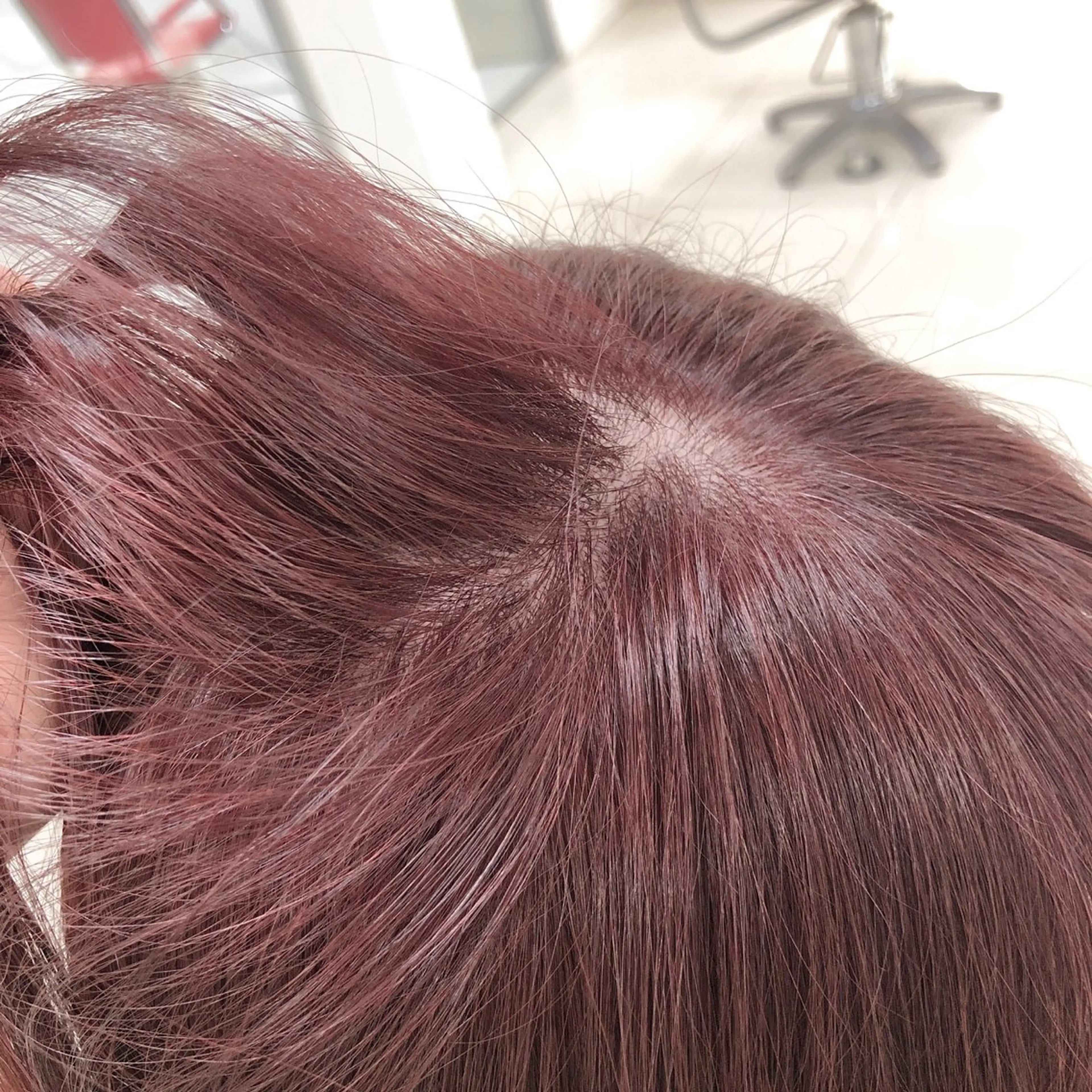 ミディアム 岩戸優奈 束感まつげ ピンク/ベージュのヘアスタイル