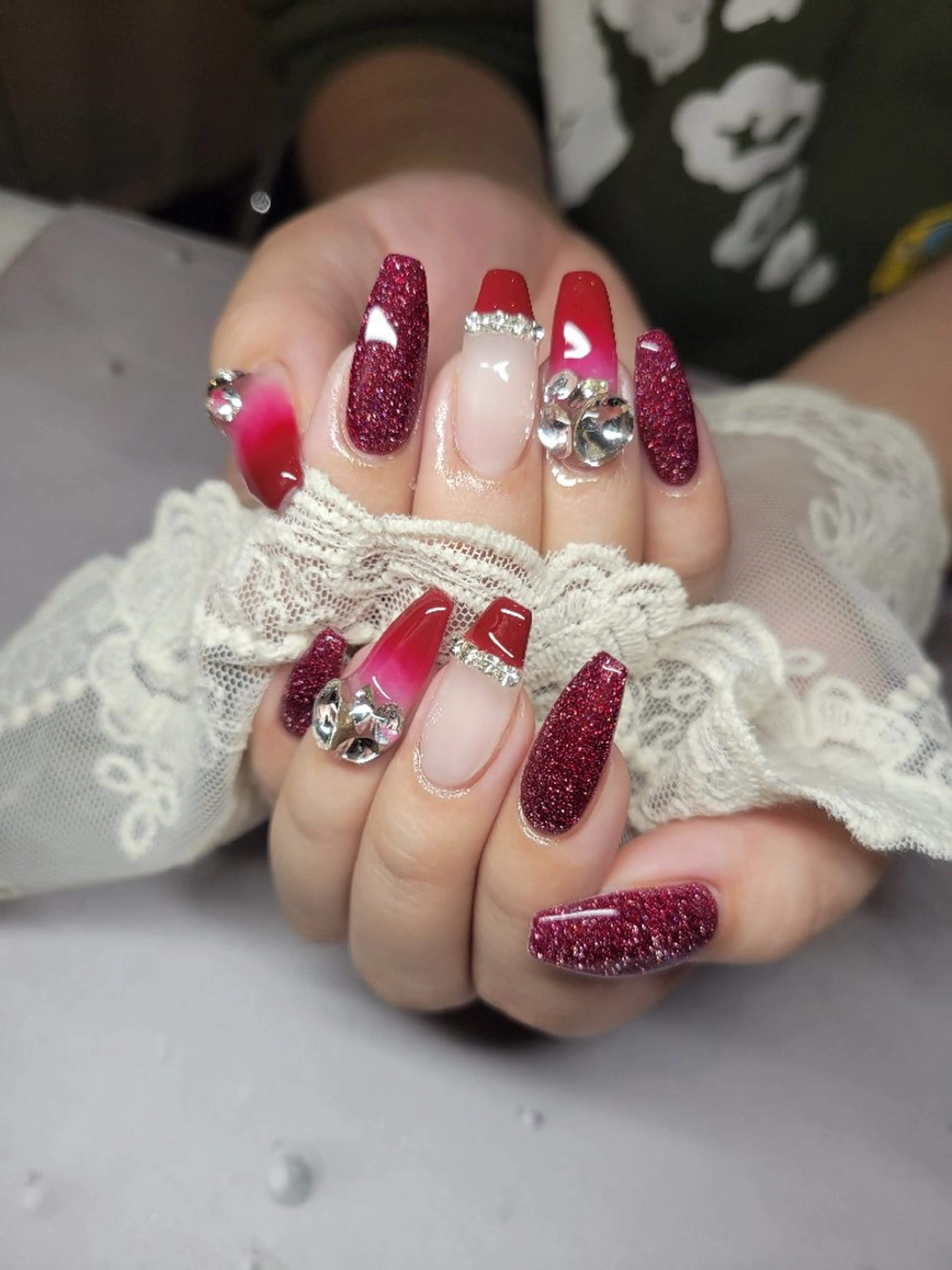 ネイル ボルドー フラッシュネイル キラキラネイル 赤色 冬ネイル Nail salon Coco所属・Nail salon Coco【溝の口駅】のネイルデザイン