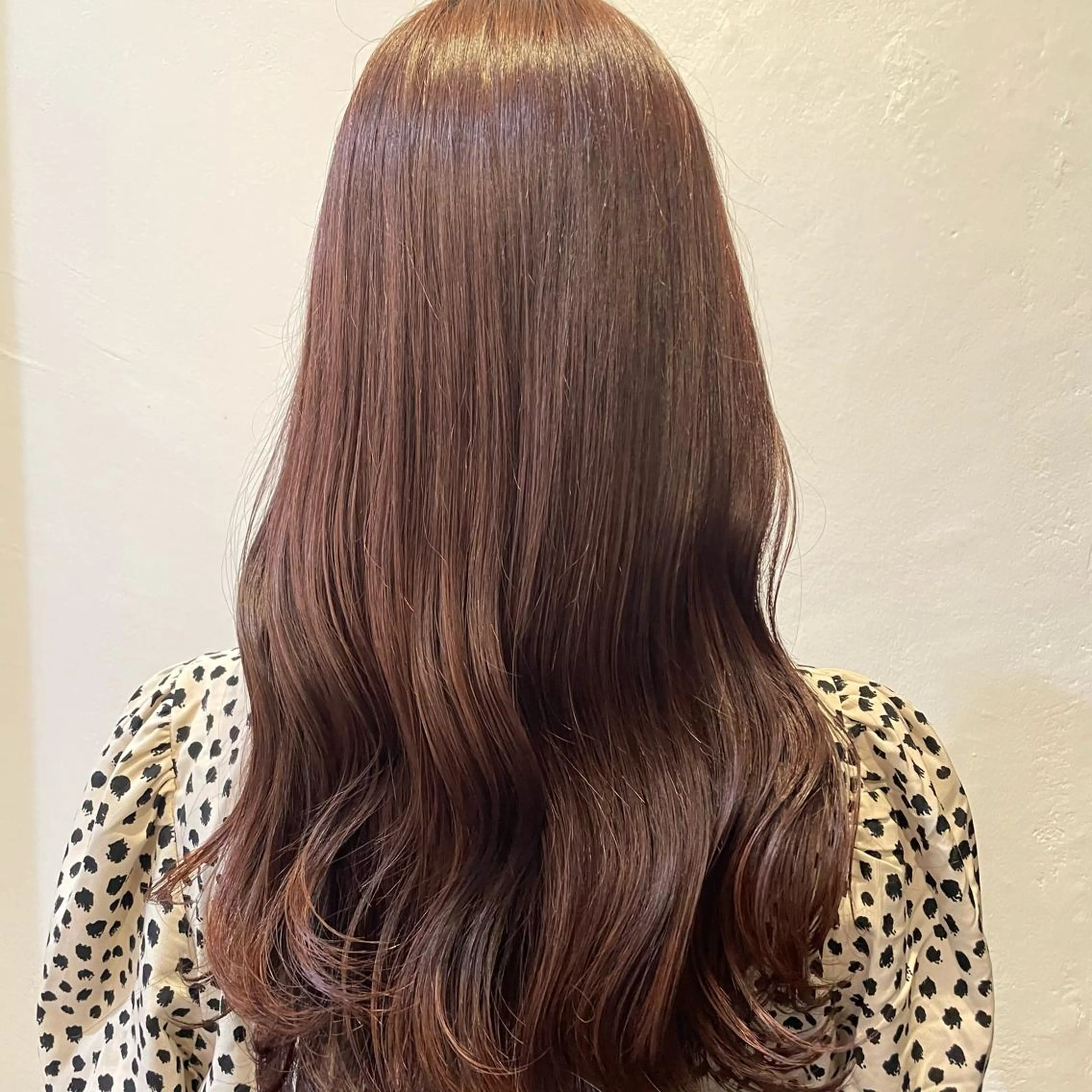 ロング ピンクブラウン 岡本 彩香のヘアスタイル