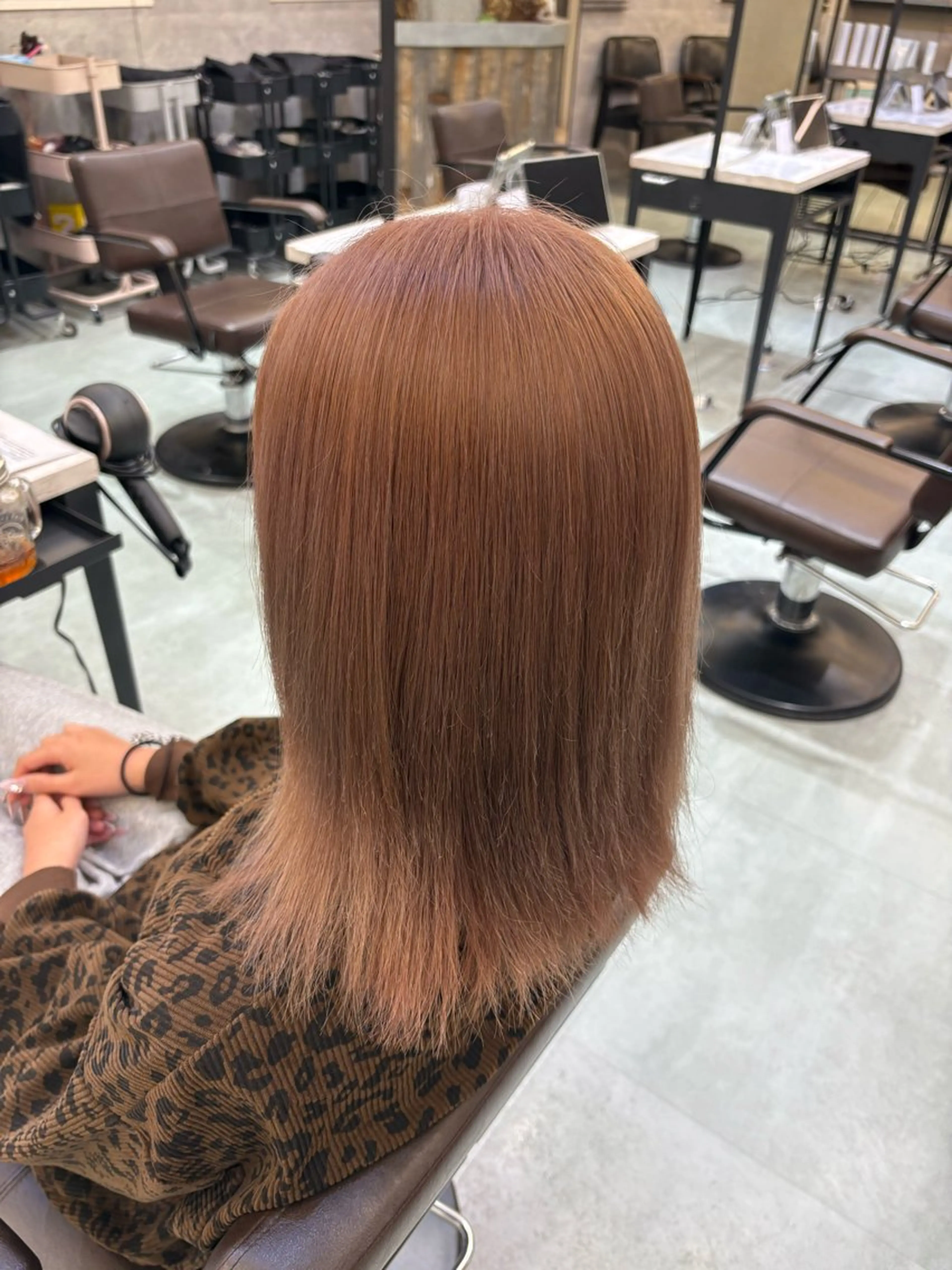 セミロング カラー Loob.TOKYO所属・辻村 優奈のヘアスタイル