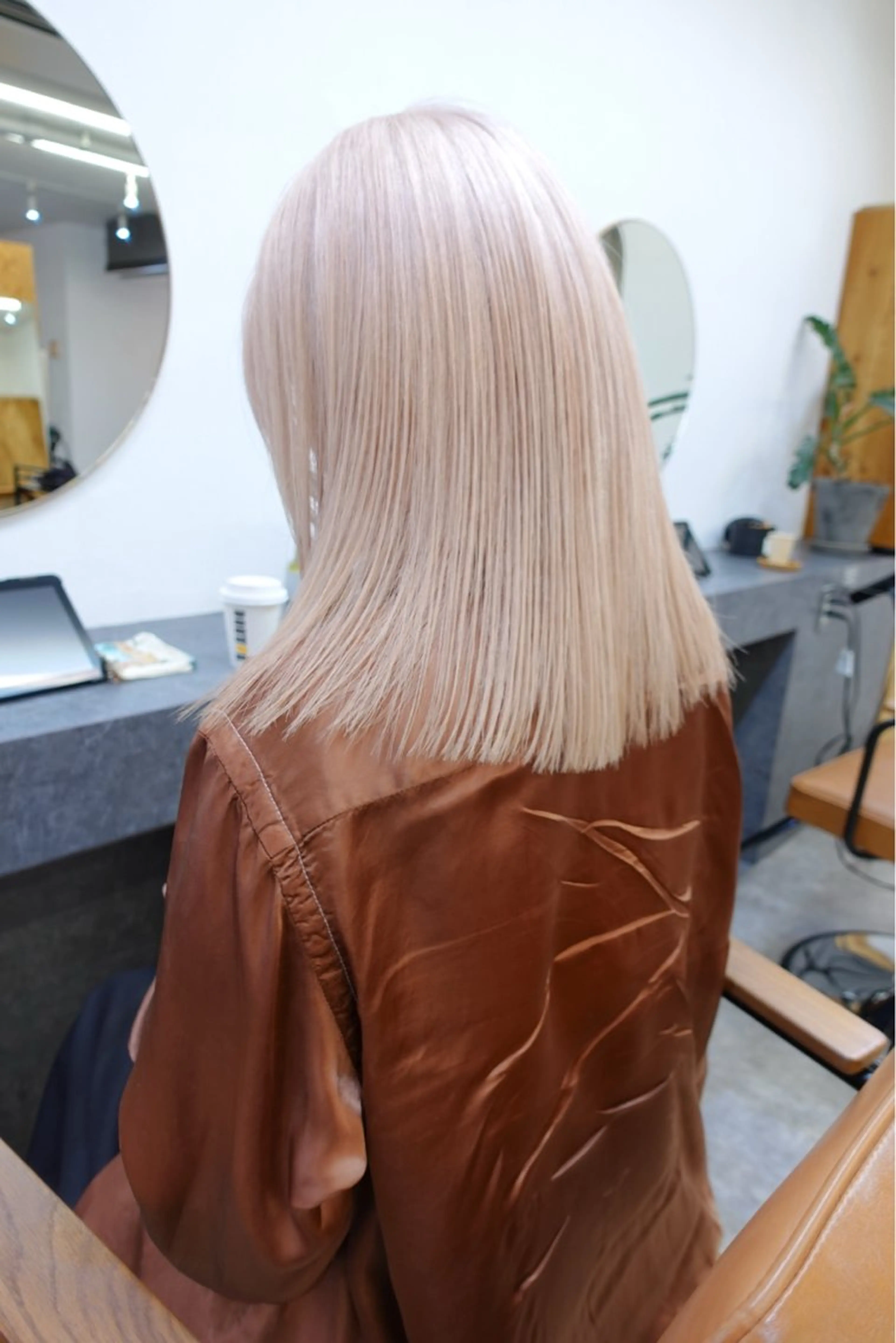 セミロング カラー 顔周りレイヤー/韓国 ブリーチminamiのヘアスタイル