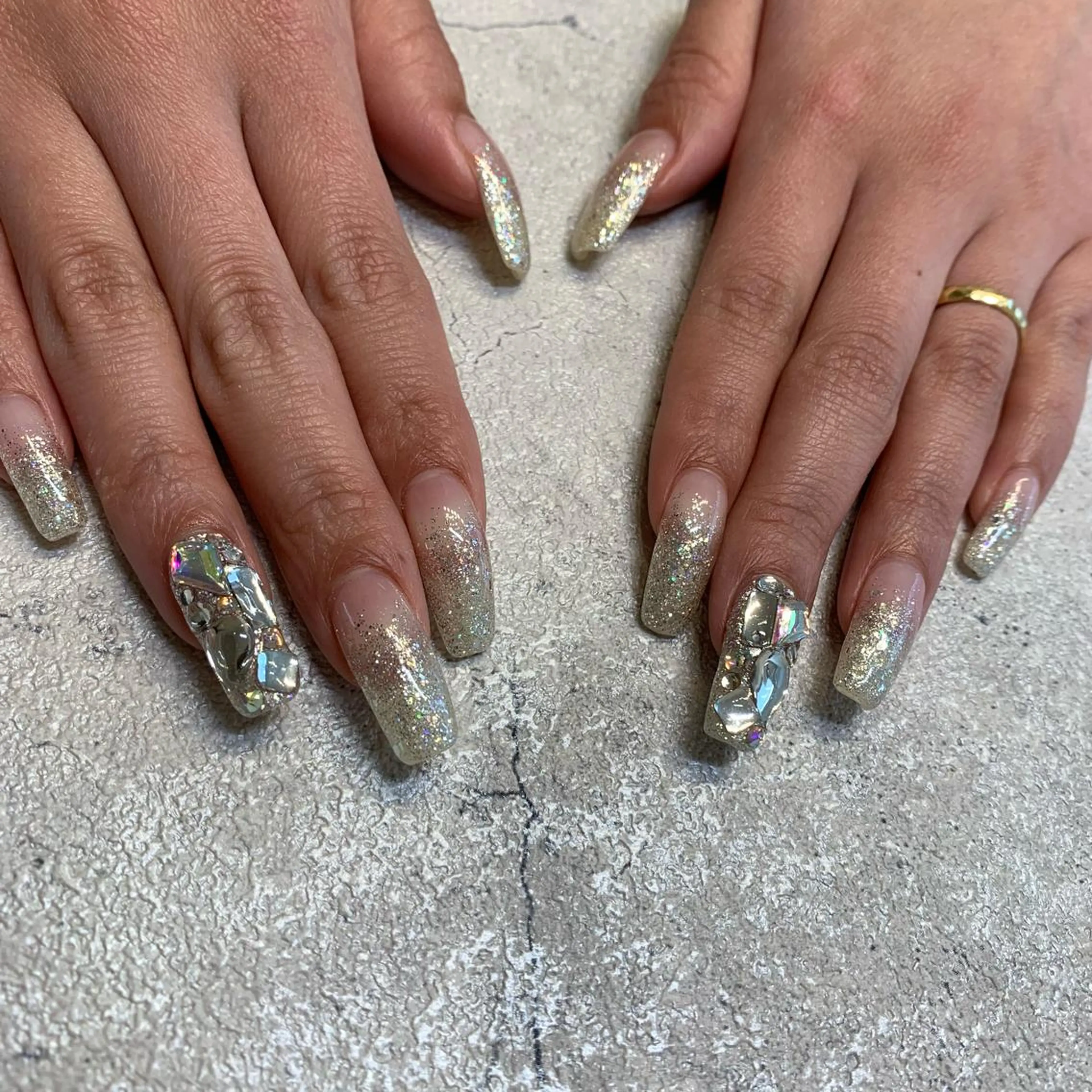 シンプルデザイン【オフ無料】シンプルアート2本，カラーベースフレンチ，ストーンスタッズOKの写真