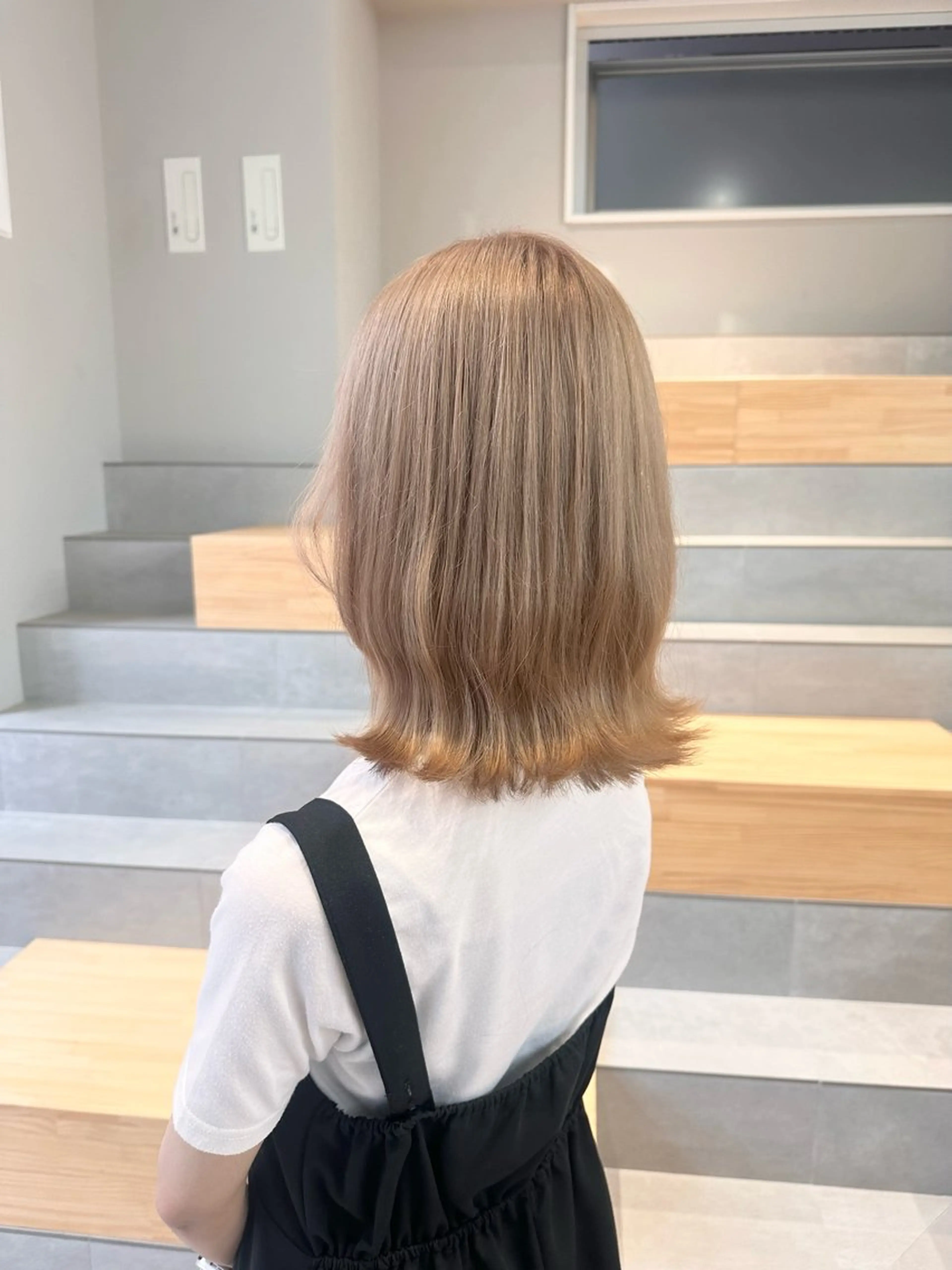 ミディアム カラー ベージュカラー 黒髪 ブリーチ ミルクティーベージュ 卒業式のヘアスタイル カット ヘアカラー 染谷 遥花のヘアスタイル