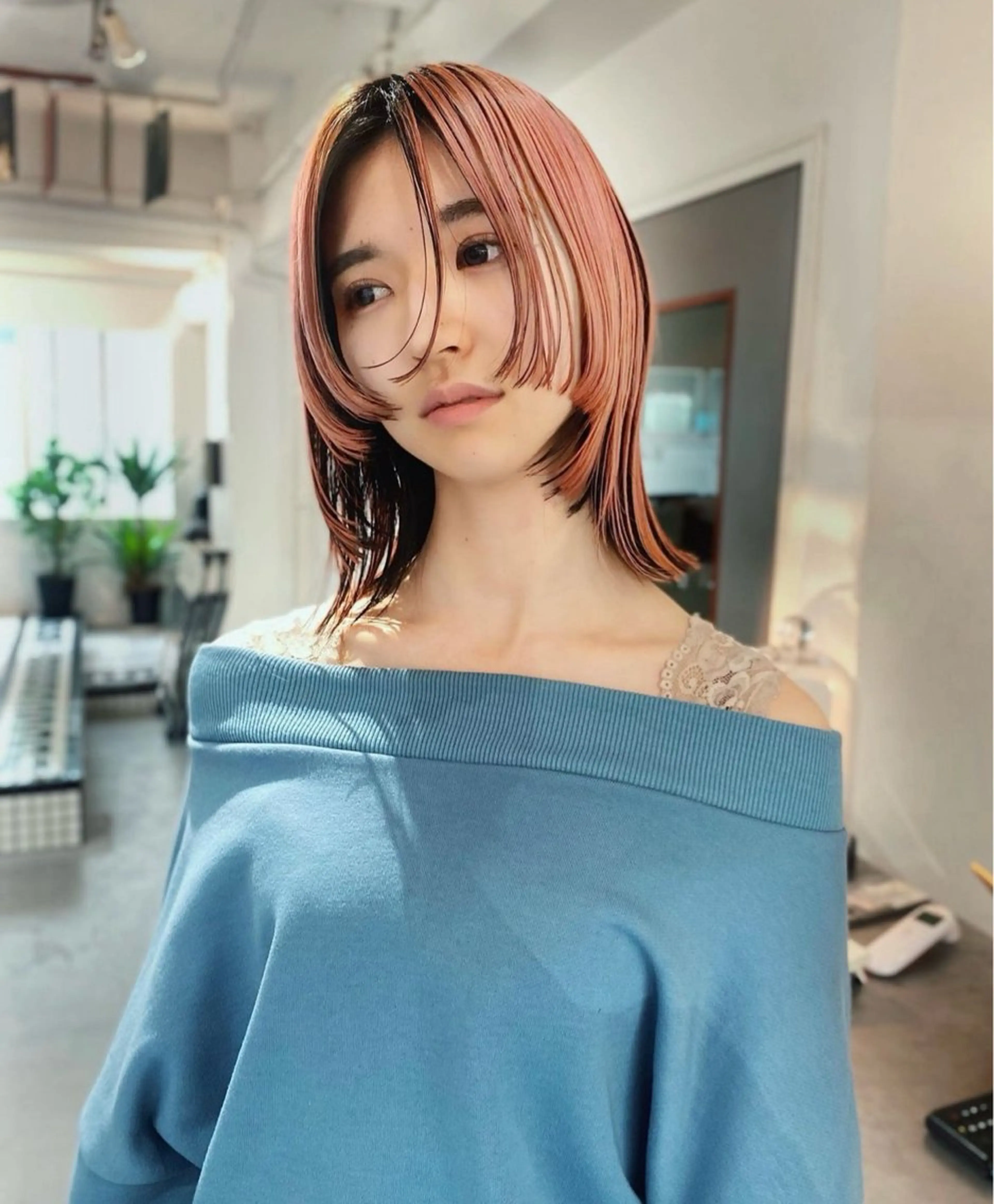 ミディアム カラー 束所属・毛流れセンターパート Sakiのヘアスタイル