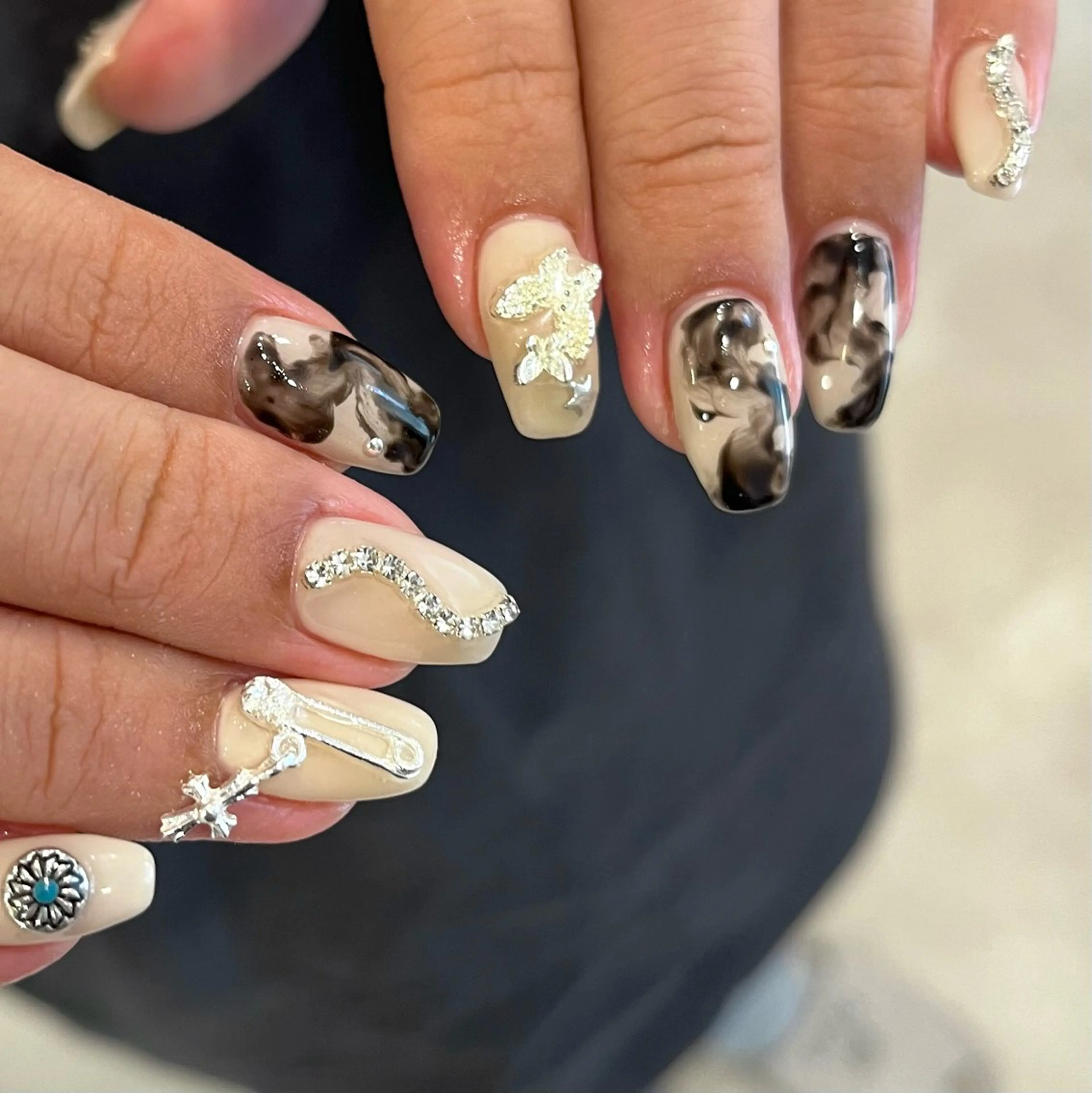 ネイル キラキラネイル 赤色 ストーンネイル ホワイト ハンドネイル フットネイル para ☀︎ sol by BECK所属・Para Sol nail　Maoのネイルデザイン