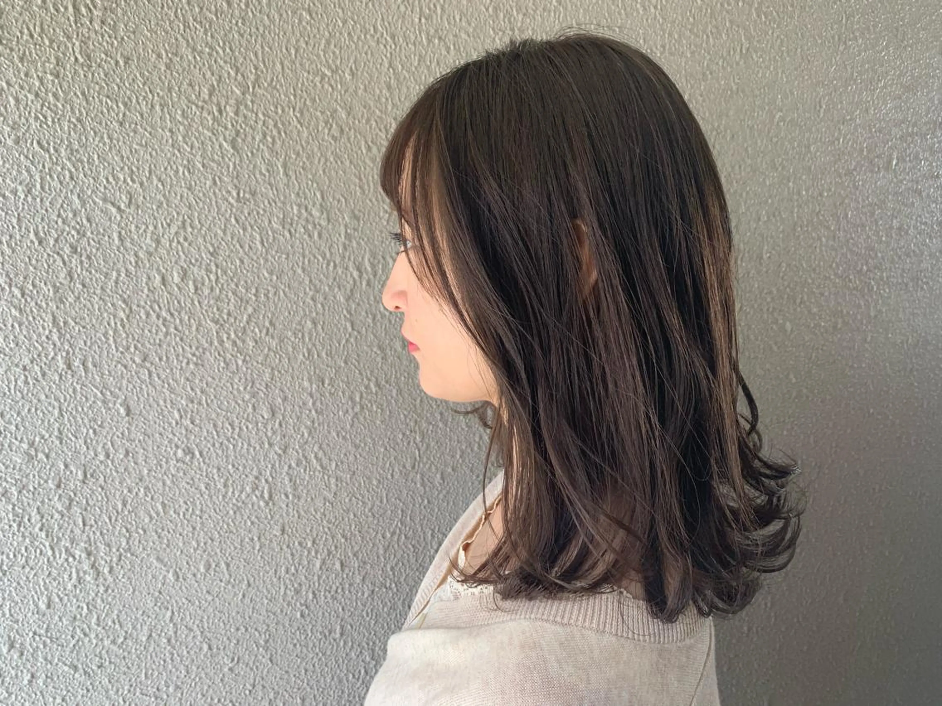 セミロング カラー グレージュ 外ハネヘア サダハルカ ｜chouetteのヘアスタイル