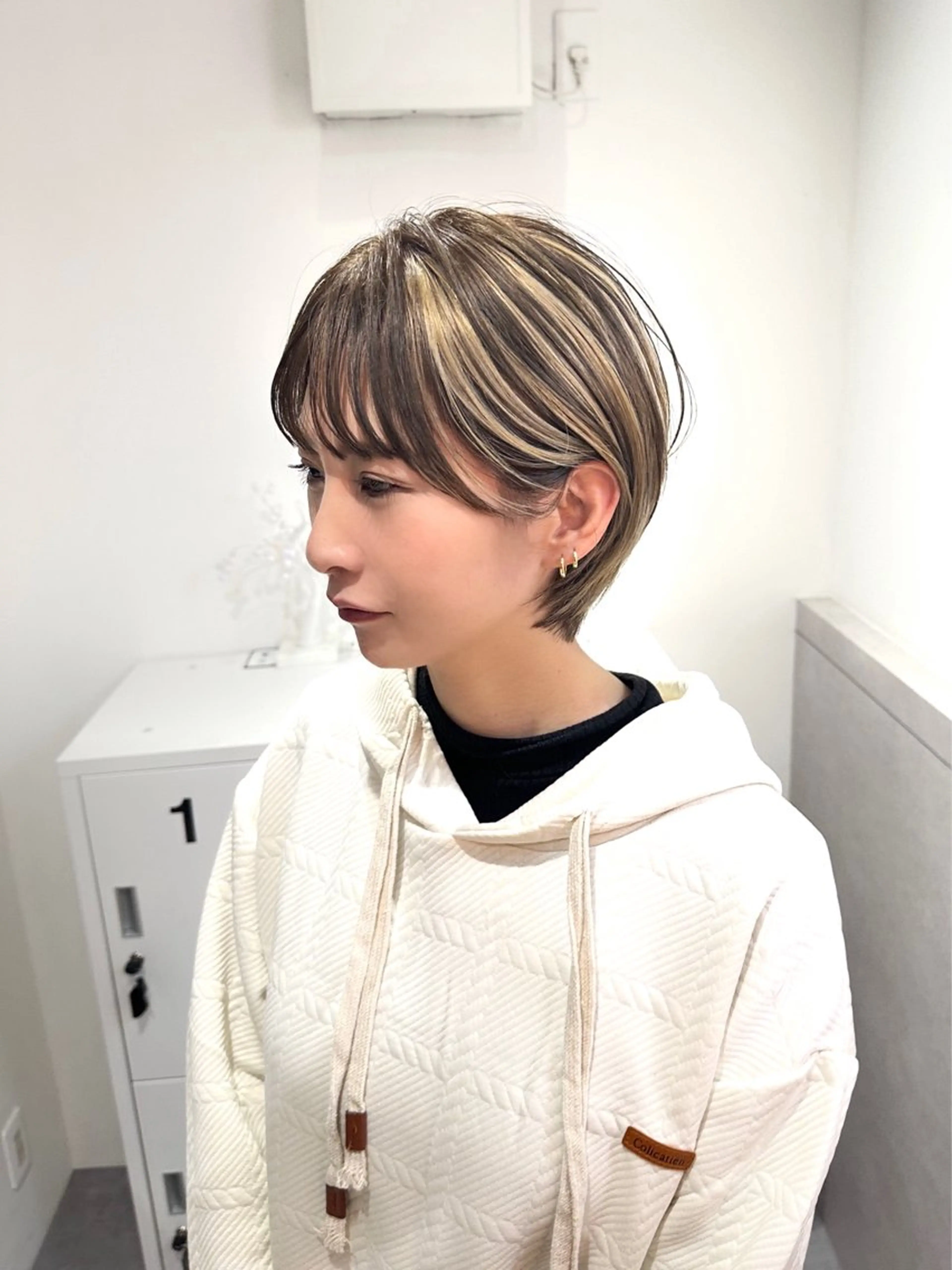 ショート カラー ベージュカラー 透明感カラー ハイトーンカラー ハイトーンベージュ ショートヘア hair salon suiw所属・ハイトーンショート 特化‬吉田義隆のヘアスタイル