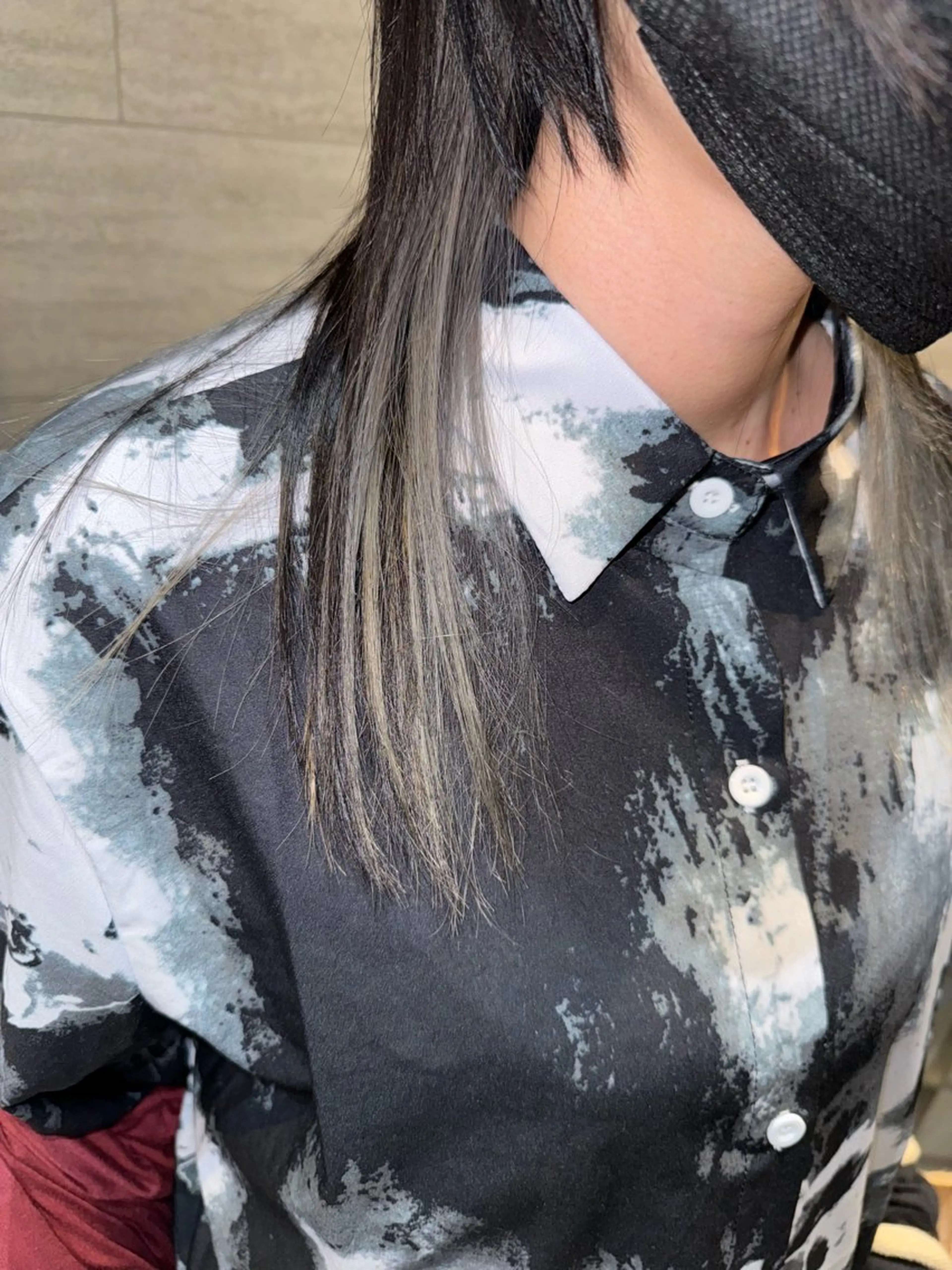 セミロング カラー ブリーチ インナーカラー シルバー 花見 亜沙美のヘアスタイル