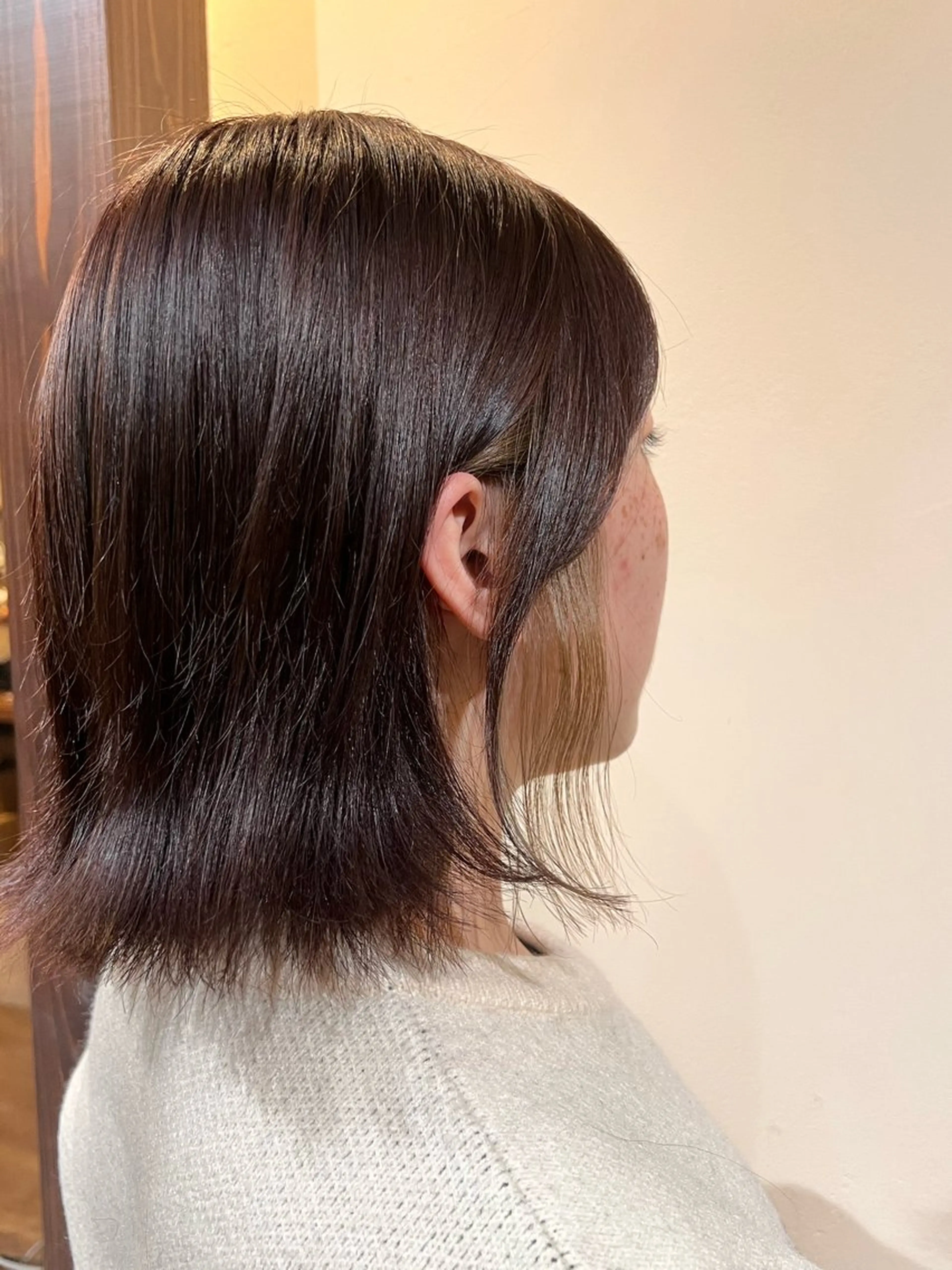 ミディアム カラー ブリーチ イヤリングカラー ヘアカラー Luster Friends所属・まゆ | 艶カラー | ストレートのヘアスタイル