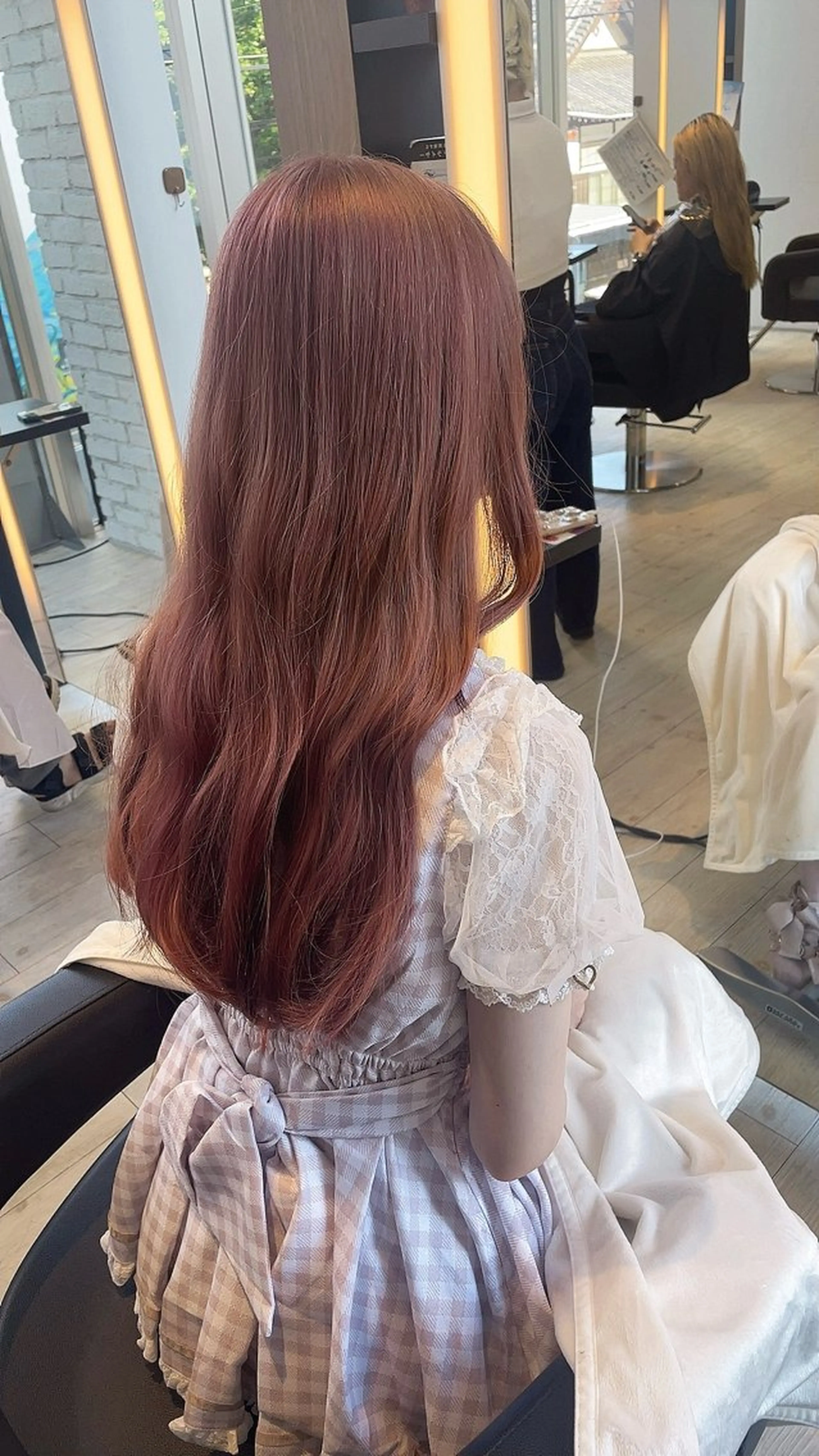 ロング カラー ブリーチ ブラウンカラー ピンクカラー ピンクブラウン カット ヘアカラー トリートメント ブリーチ/髪質改善/ ハイトーン/暖色のヘアスタイル