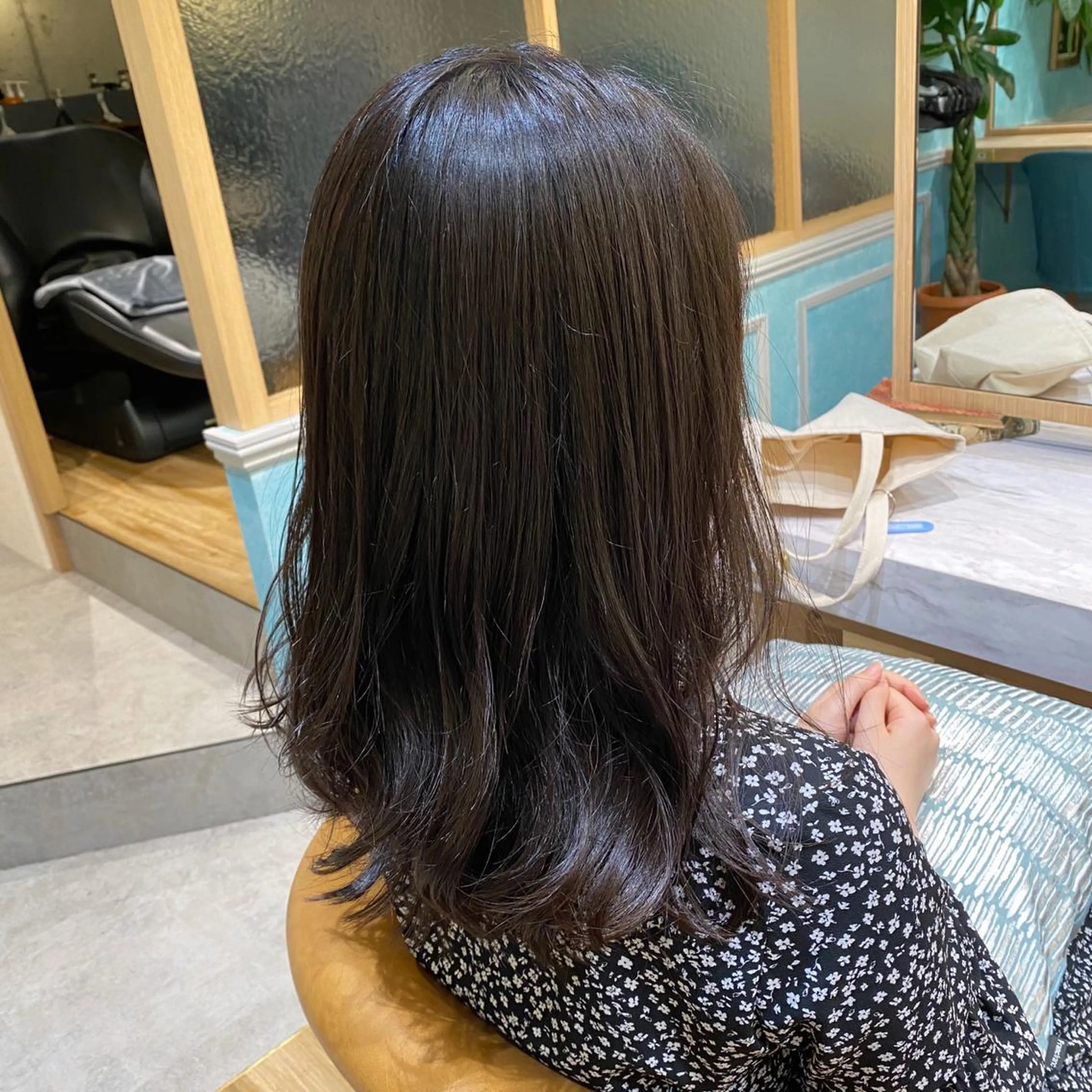 セミロング ヘアカラー トリートメント 山本翔一郎 韓国顔周りレイヤーのヘアスタイル