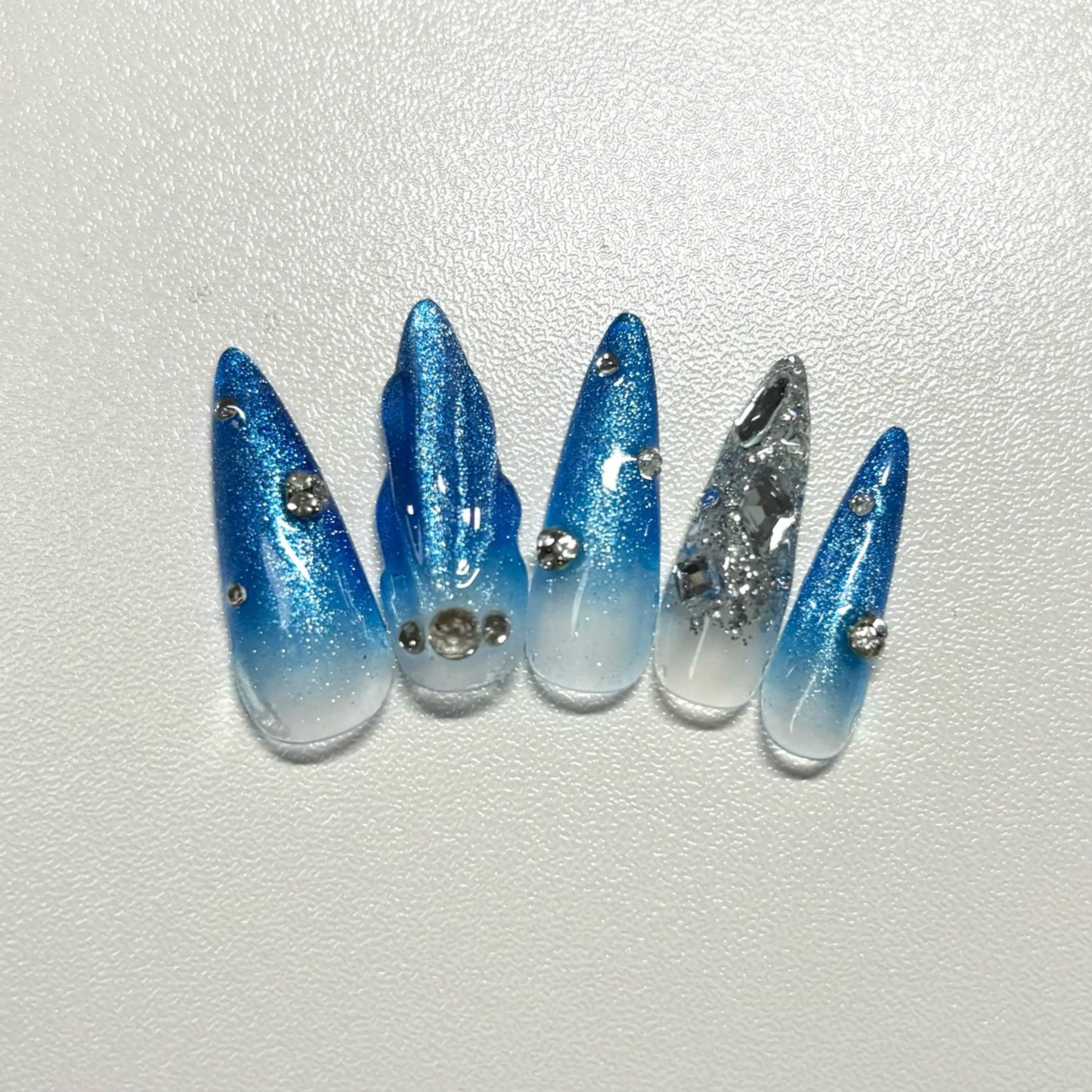 💛期間限定💛ブルーのマグネットグラデーションネイル💙貝殻のデザインと薬指にシルバーラメにパーツも入れてみました♪の写真