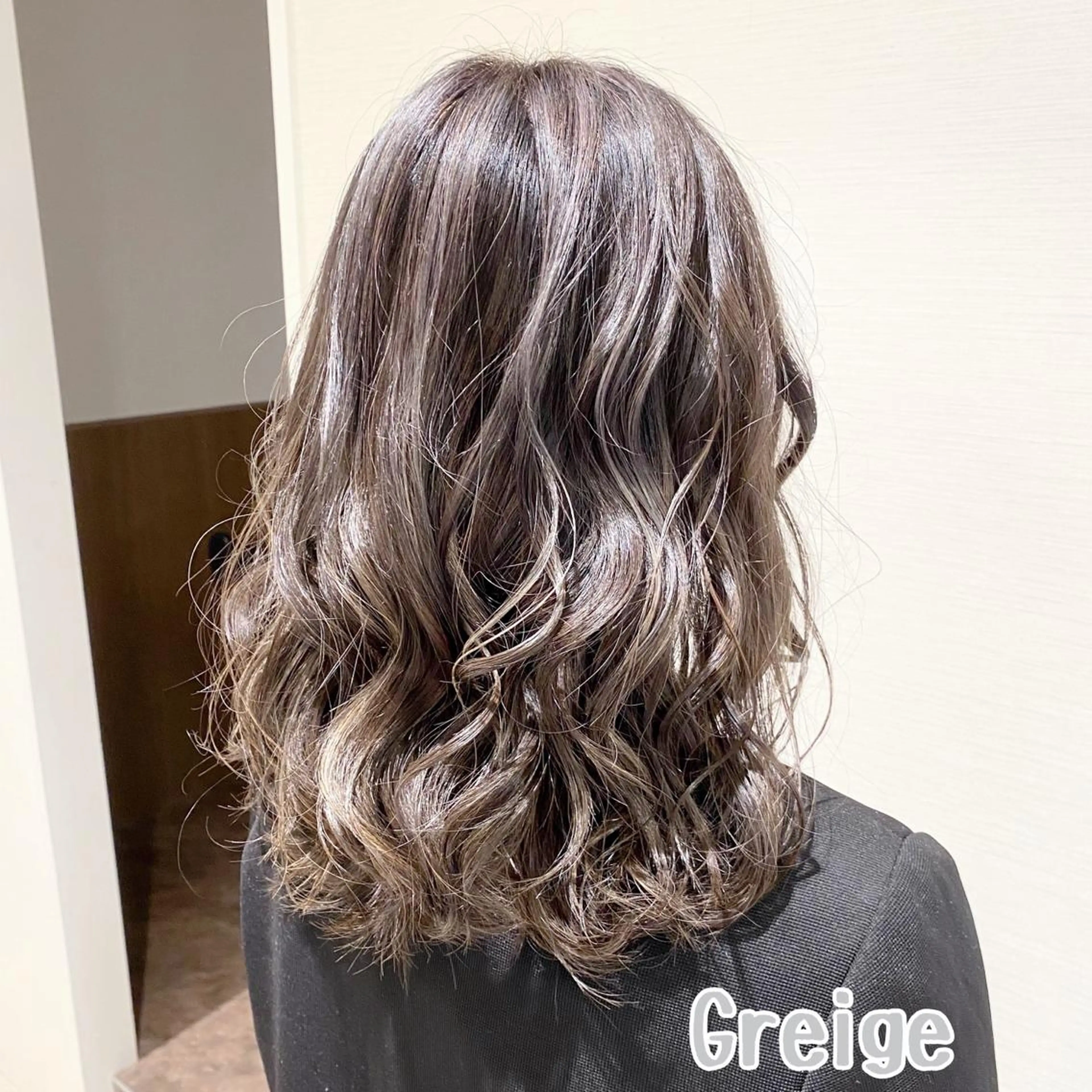 セミロング カラー 黒髪 ブリーチ 透明感カラー グレージュ ハイライトカラー 横山 直輝のヘアスタイル