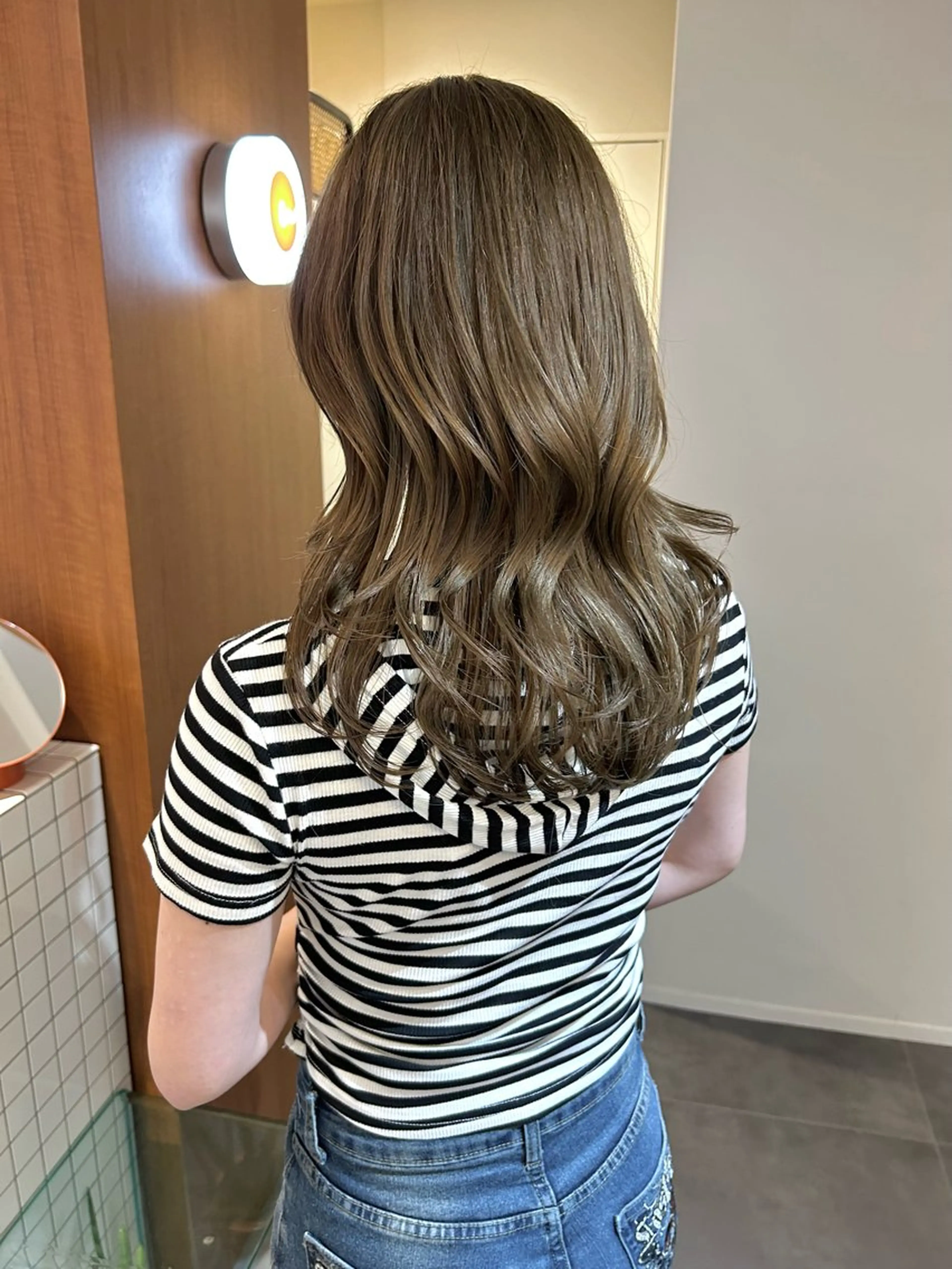 セミロング W所属・小林 朋花のヘアスタイル