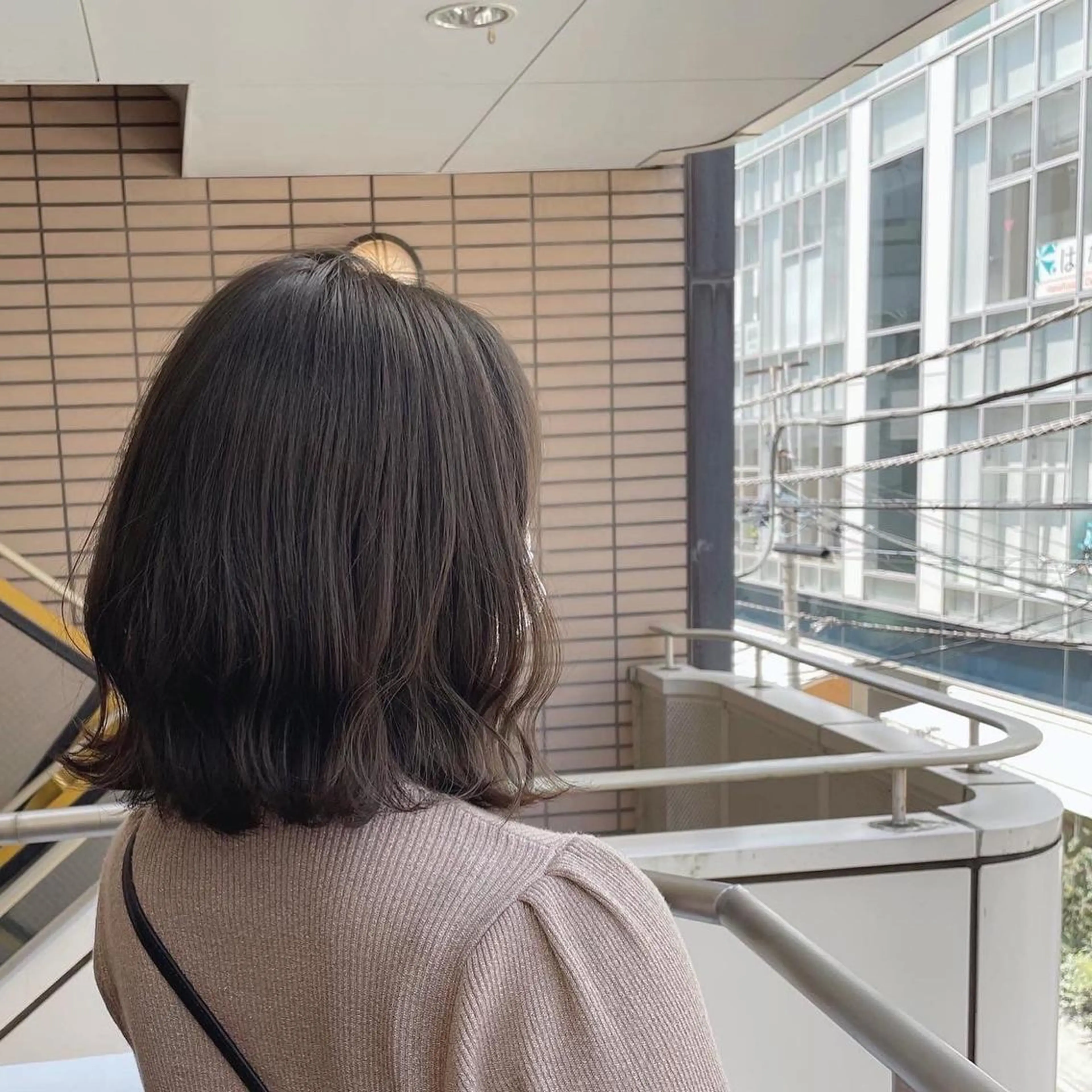 ショート カラー グレージュ オリーブグレージュ オリーブグレー カット ヘアカラー トリートメント Joshua / 素髪改善のヘアスタイル