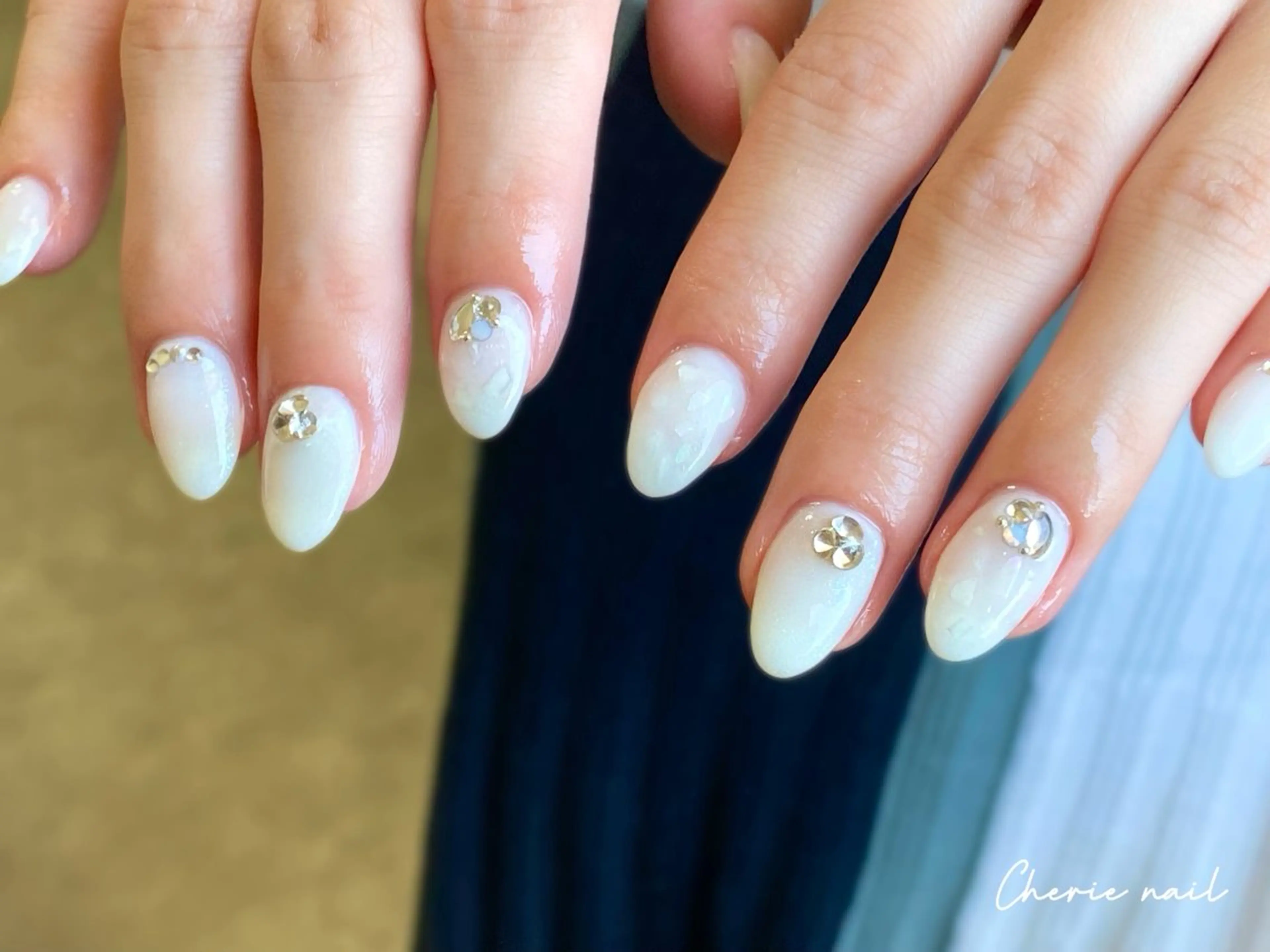 ネイル ジェルネイル ラメ(グリッター) オフィスネイル 夏ネイル ホワイト ハンドネイル Cherienail yunaのネイルデザイン