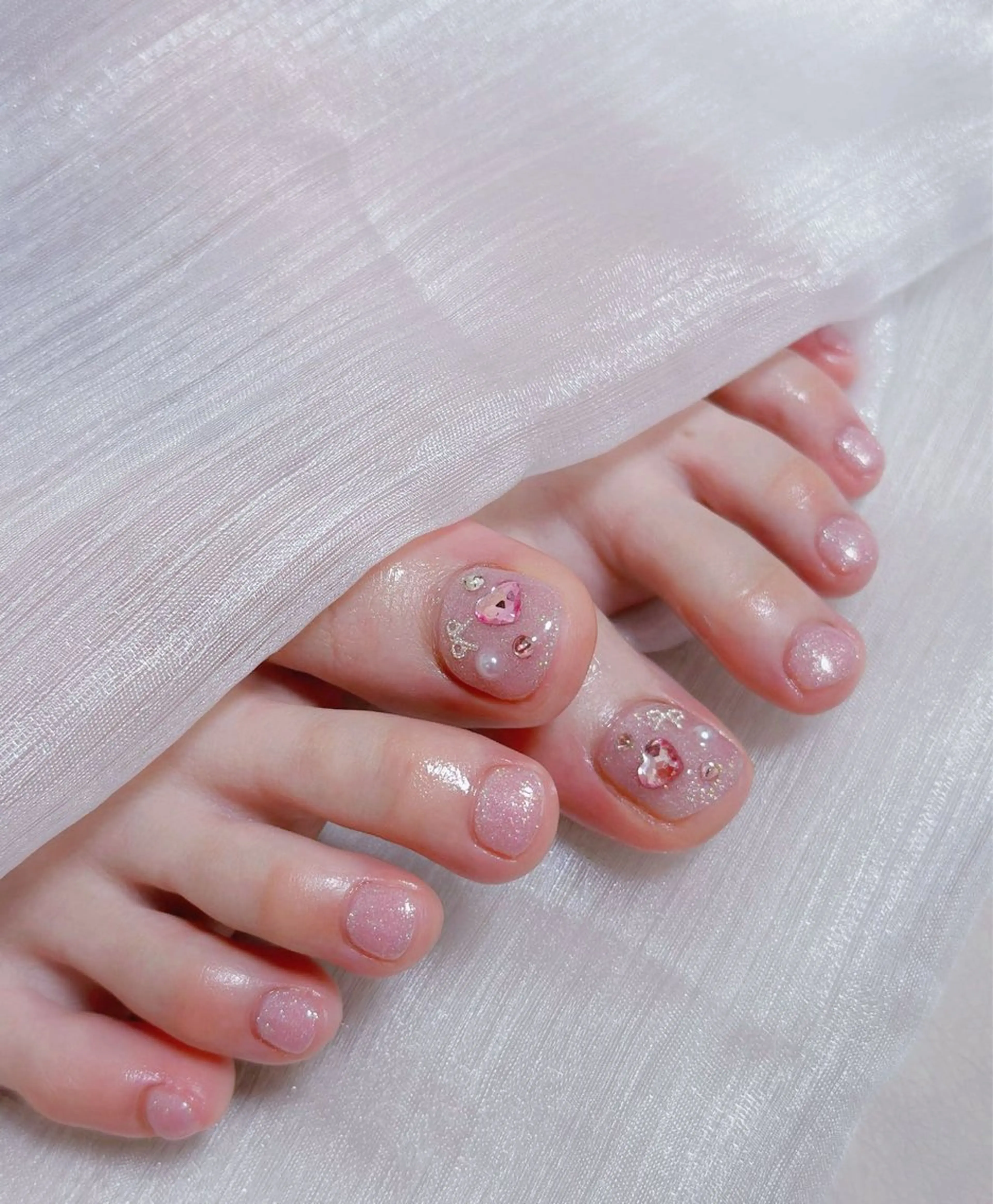 ネイル オーロラネイル 長さ出し フットネイル ラメ(グリッター) ラメグラデーション フットネイル 👍thumbs up nail👍のネイルデザイン