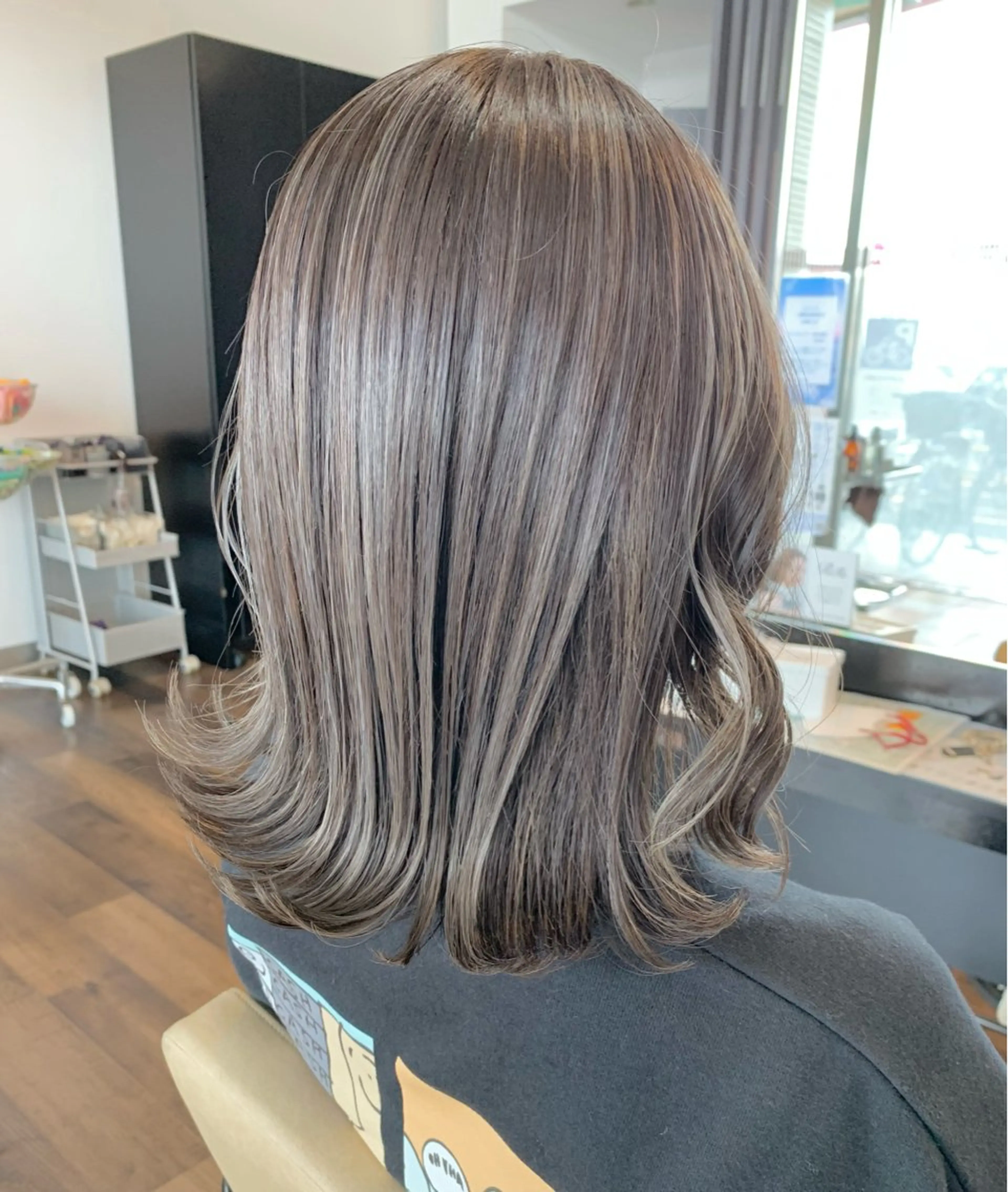 ミディアム カラー デザインカラー グレージュ ハイライトカラー ハイライト ヘアカラー トリートメント 【艶カラー】 STYLE 和泉俊希のヘアスタイル