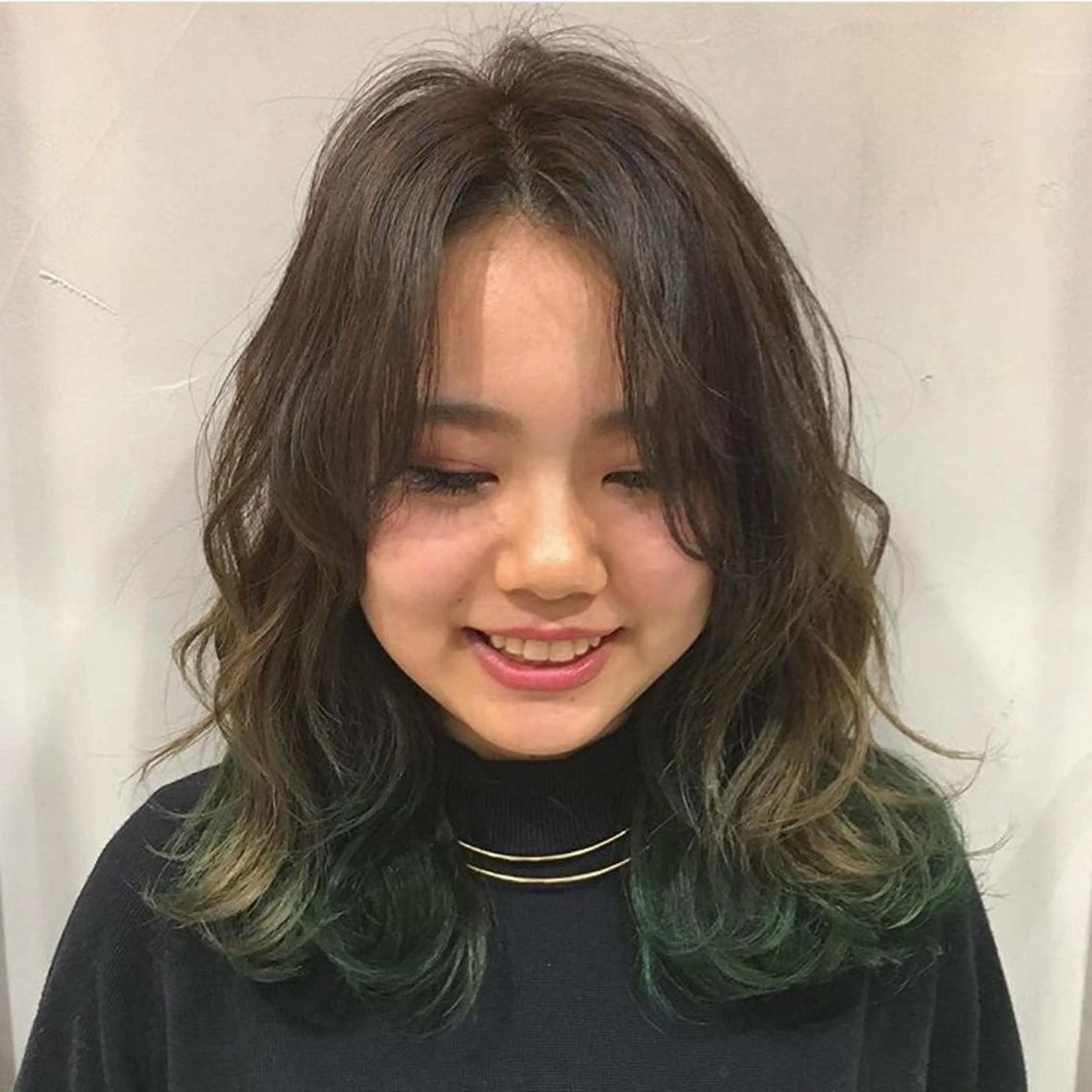 セミロング アッシュ 荒木 依莉亜のヘアスタイル