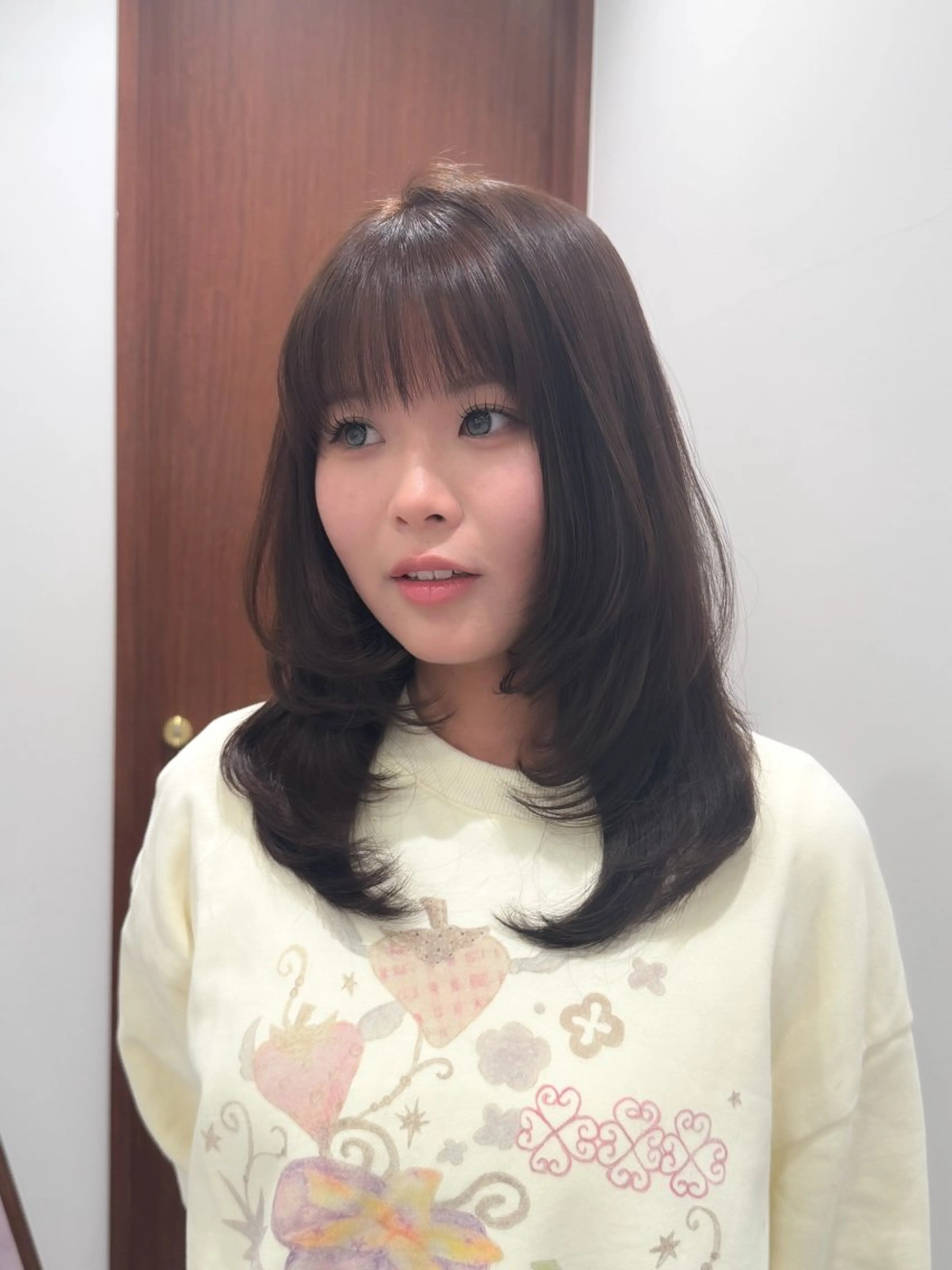 セミロング カラー ヘアアレンジ ブリーチ ダブルカラー イヤリングカラー イルミナカラー ブリーチなしカラー カット ヘアカラー トリートメント 立川レイヤー 透明感カラーaoiのヘアスタイル