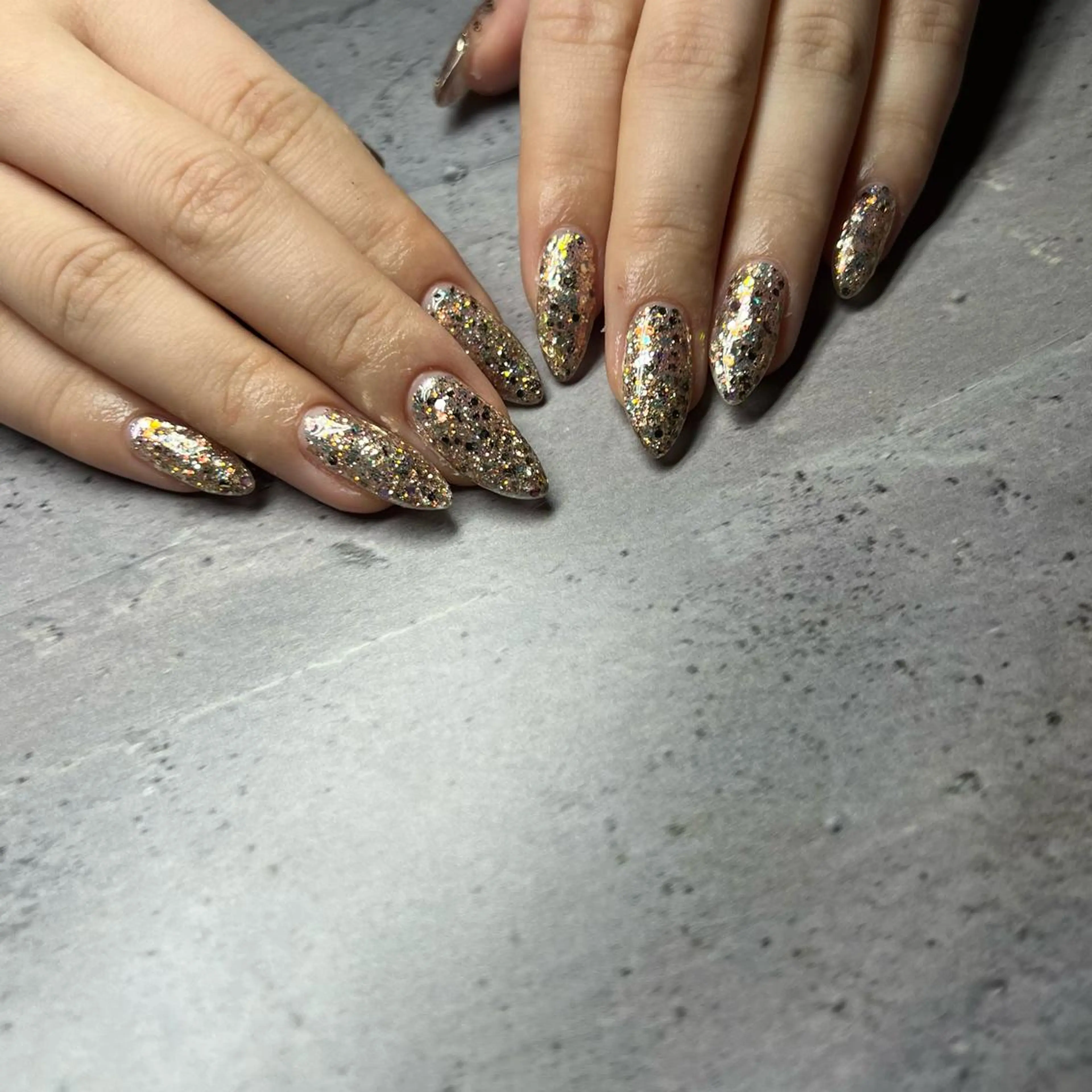 ネイル ゴールド ラメ(グリッター) ピンク ハンドネイル 𝐫𝐚𝐢 𝐧𝐚𝐢𝐥の眉毛・アイブロウイメージ