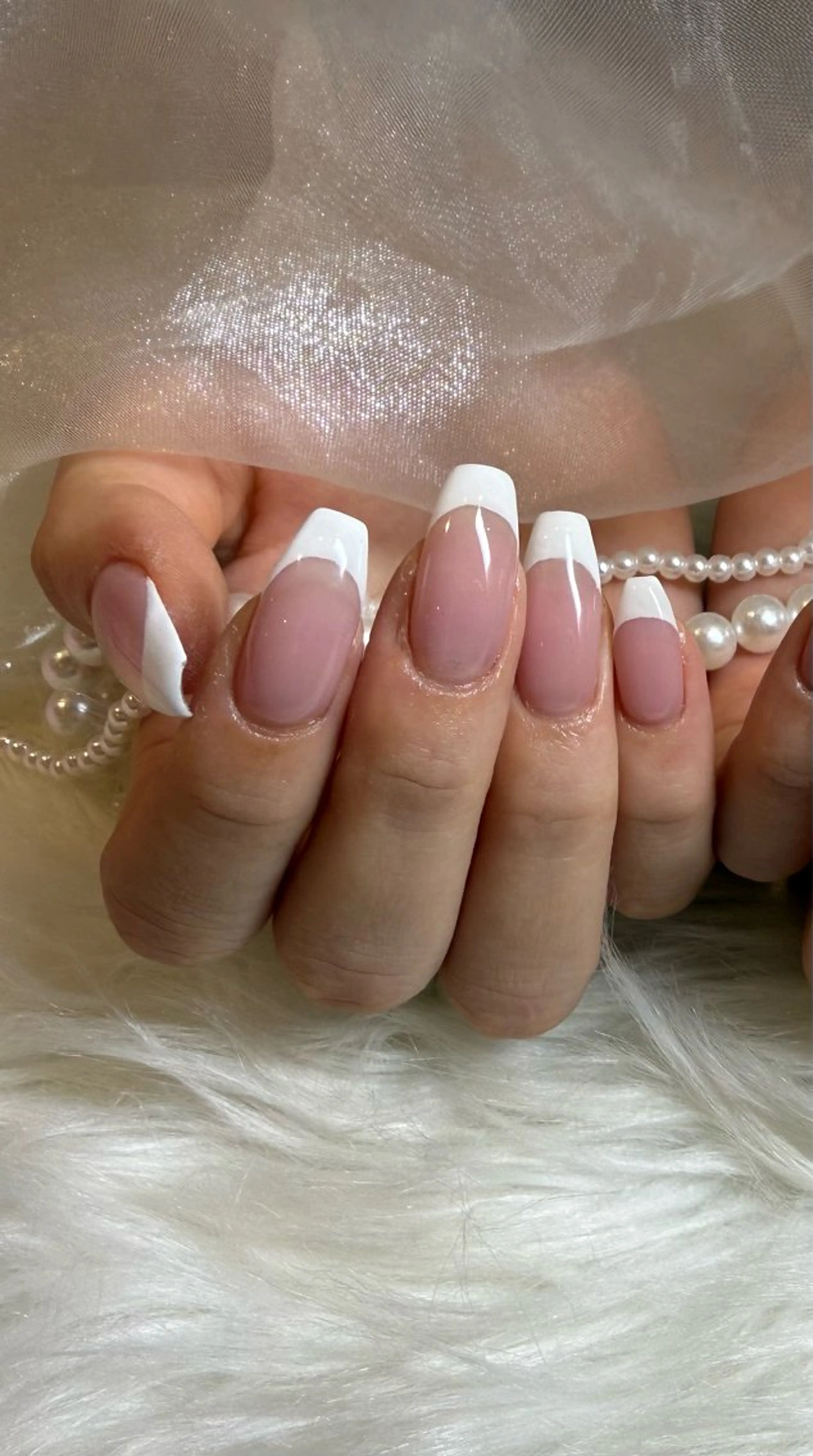 オフなしフレンチネイル(ピンク色のベースカラーにお色は白か黒です。)の写真