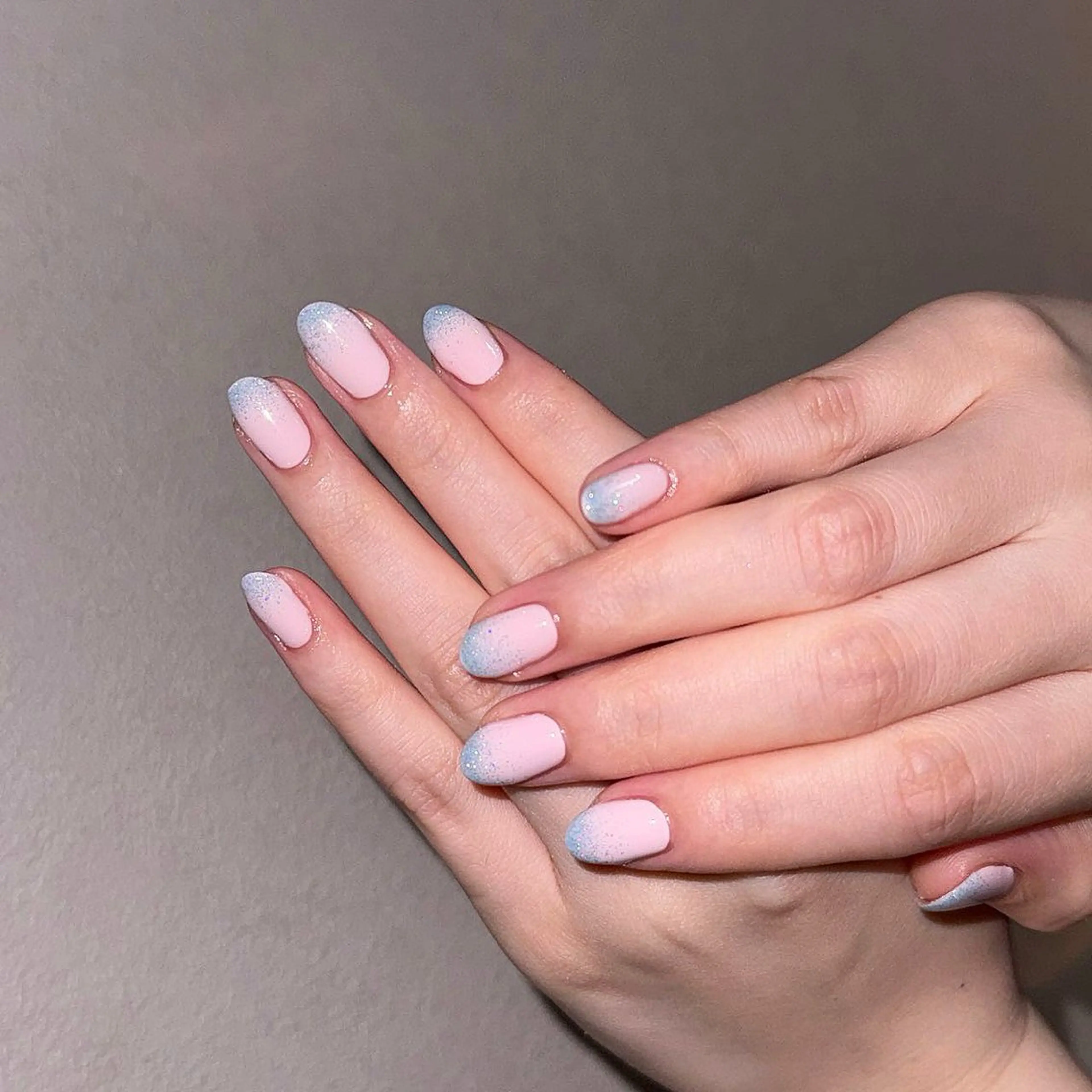 ネイル グラデーション キラキラネイル ラメ(グリッター) ラメグラデーション 水色 ハンドネイル ハンドケア 🎀NAIL🎀 AI🪄︎︎◝✩のネイルデザイン