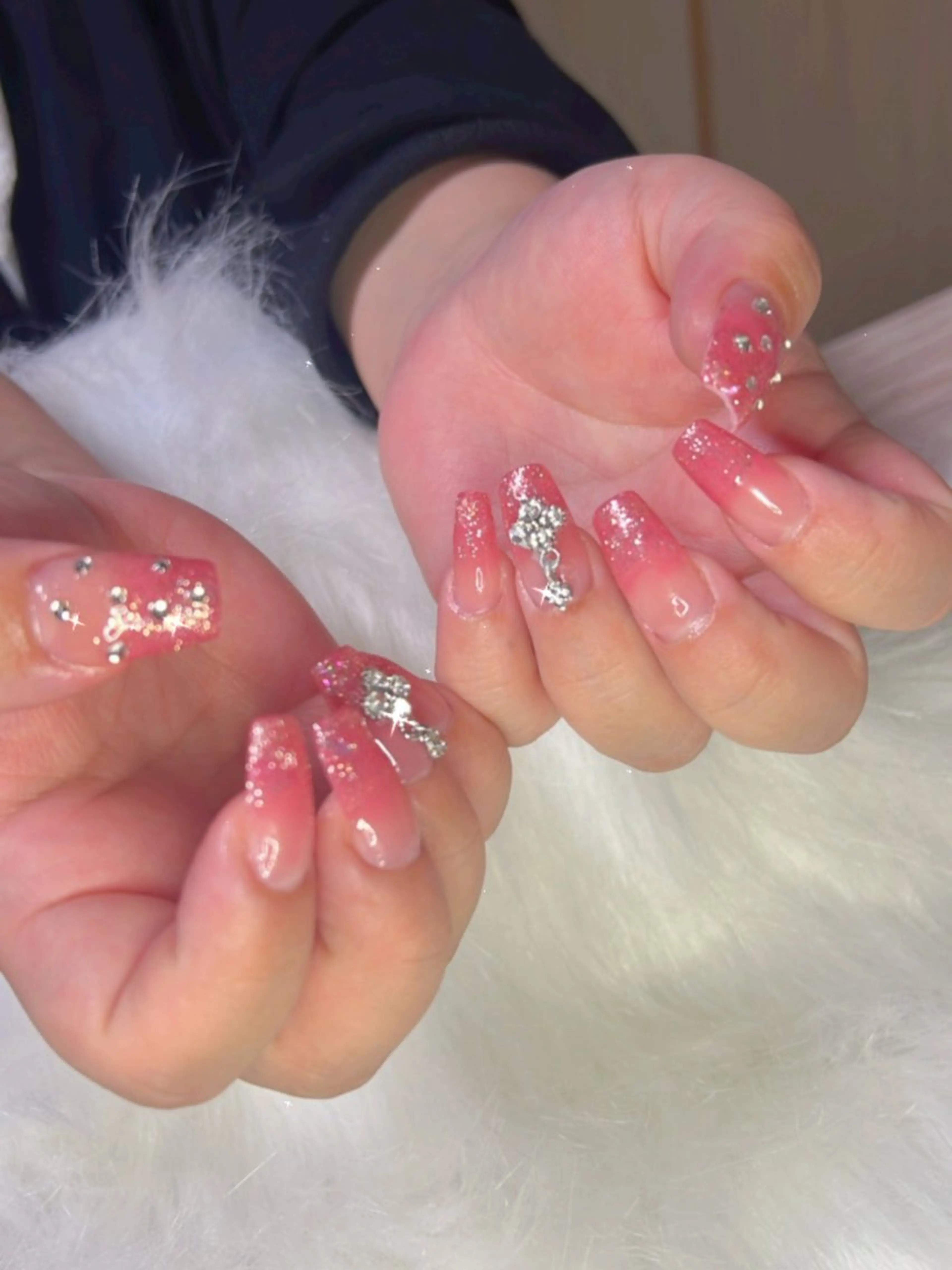 ネイル グラデーション キラキラネイル ピンク シンプルネイル ハンドネイル OPHELIA 𓃛のネイルデザイン