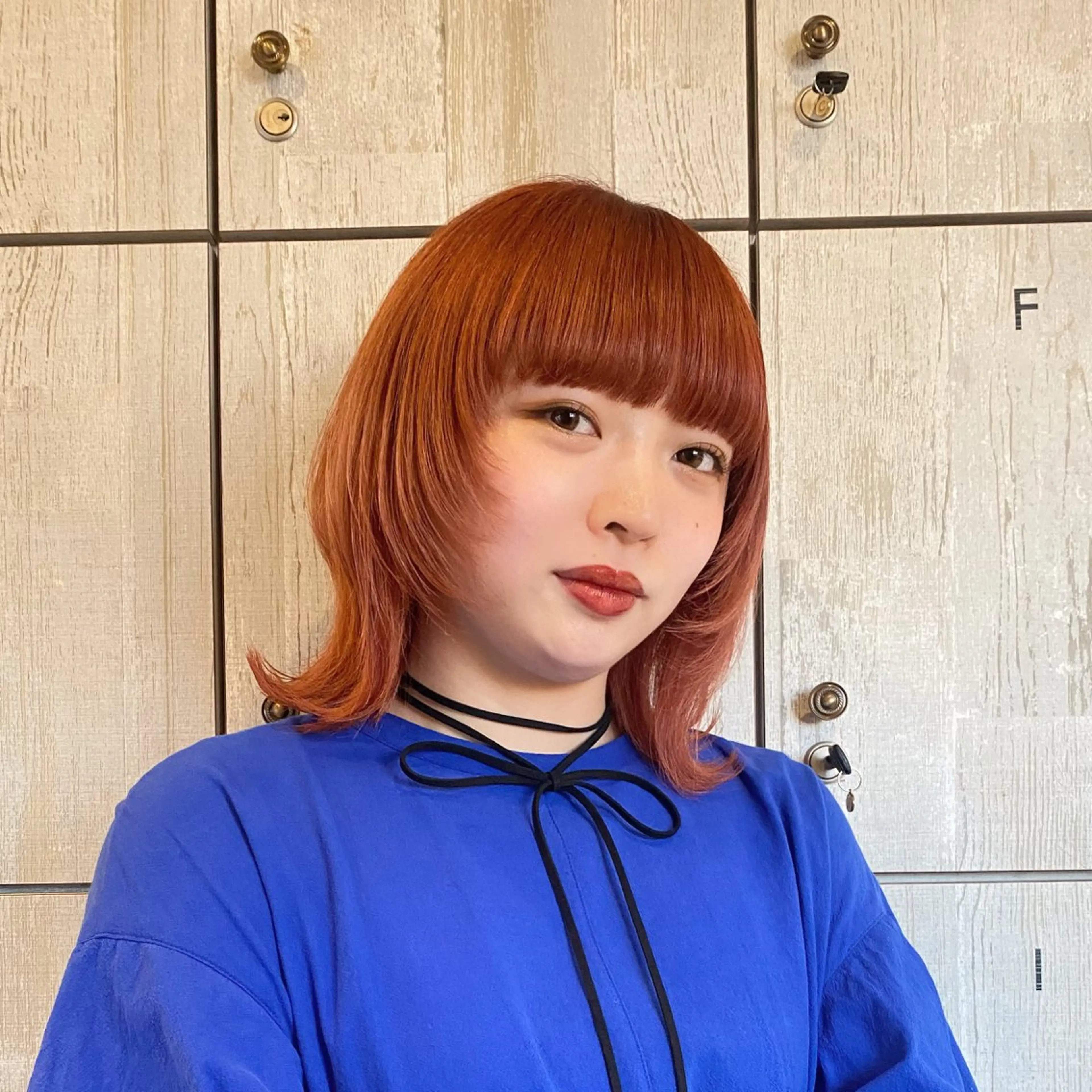 ミディアム カラー ブリーチ ケアブリーチ オレンジ 顔まわりレイヤー 顔周りカット ブリーチ/ダブル カラー🧸こころのヘアスタイル