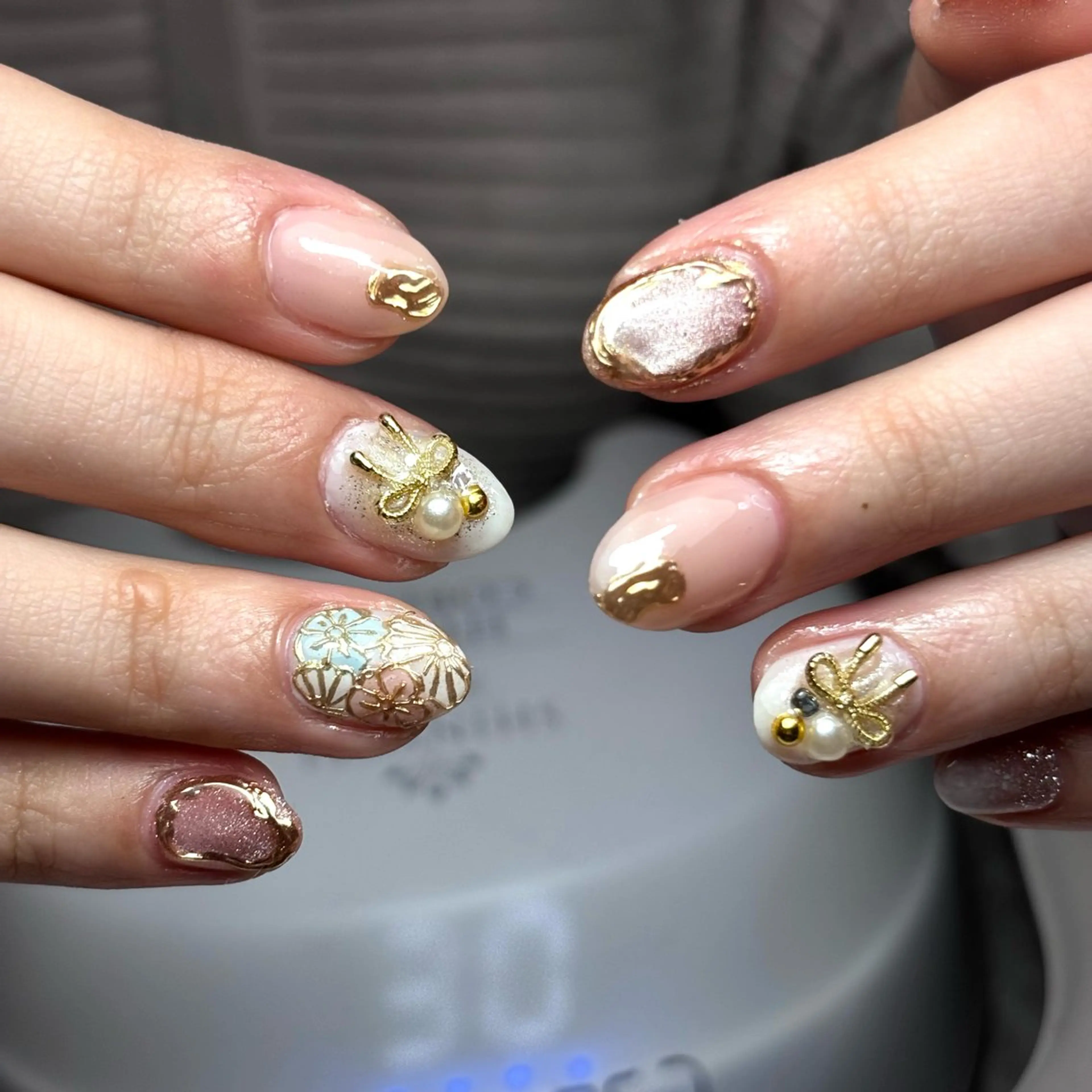 ネイル アートネイル 成人式 ゴールド ミラーネイル リボン ハンドネイル mood mitsukiのネイルデザイン