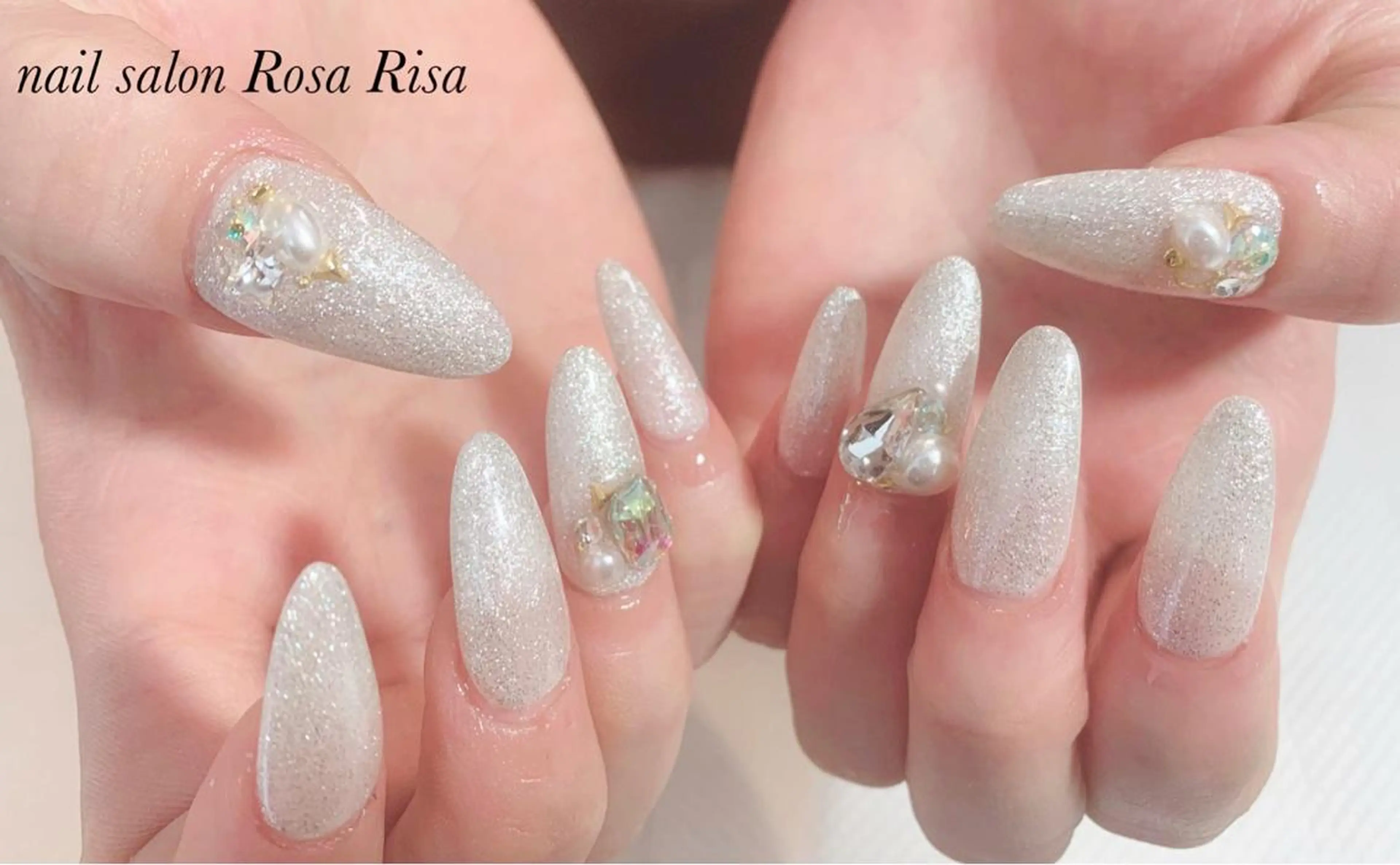 ロング ネイル ロング ラメ(グリッター) ロングネイル ホワイト ハンドネイル ネイルスタジオ シェイクユアハンズのネイルデザイン