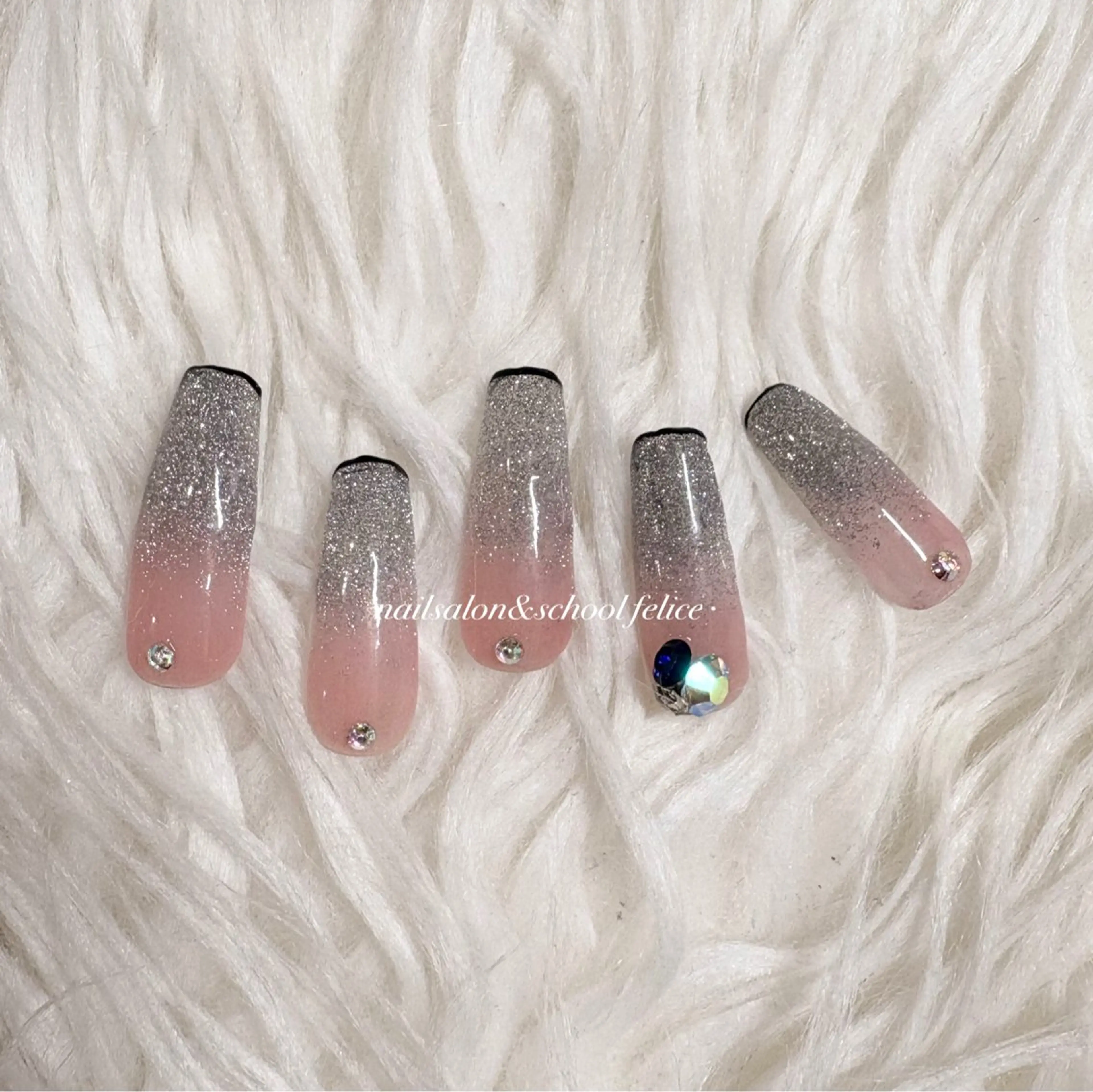 スカルプ⭐︎フラッシュグラデーション&Vカットストーン付き　　宣材写真用なので丁寧に綺麗な作品を作らさせていただきます。の写真