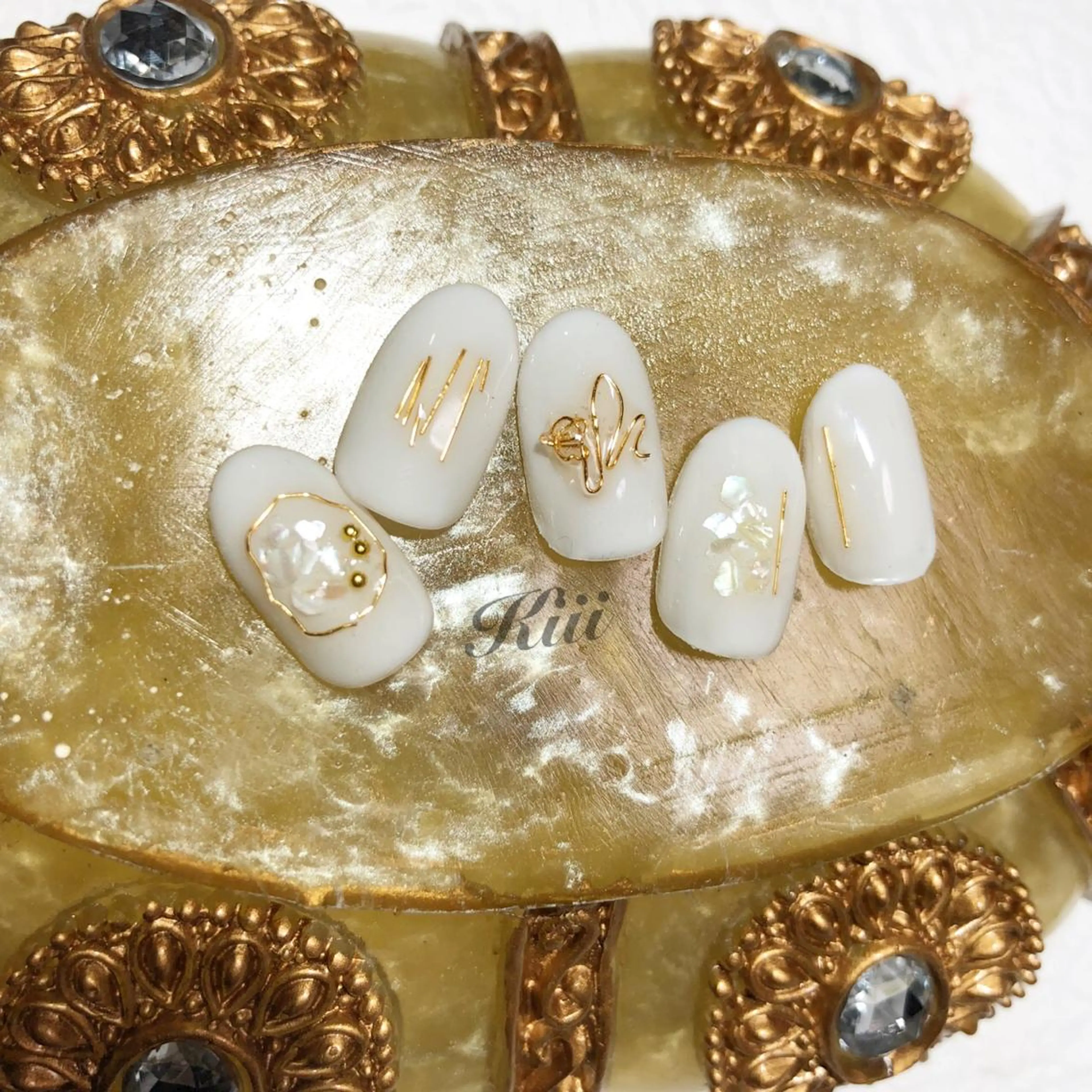 ネイル アートネイル ブライダルネイル ホワイト ハンドネイル フットネイル kiii.__ ✴︎*のネイルデザイン