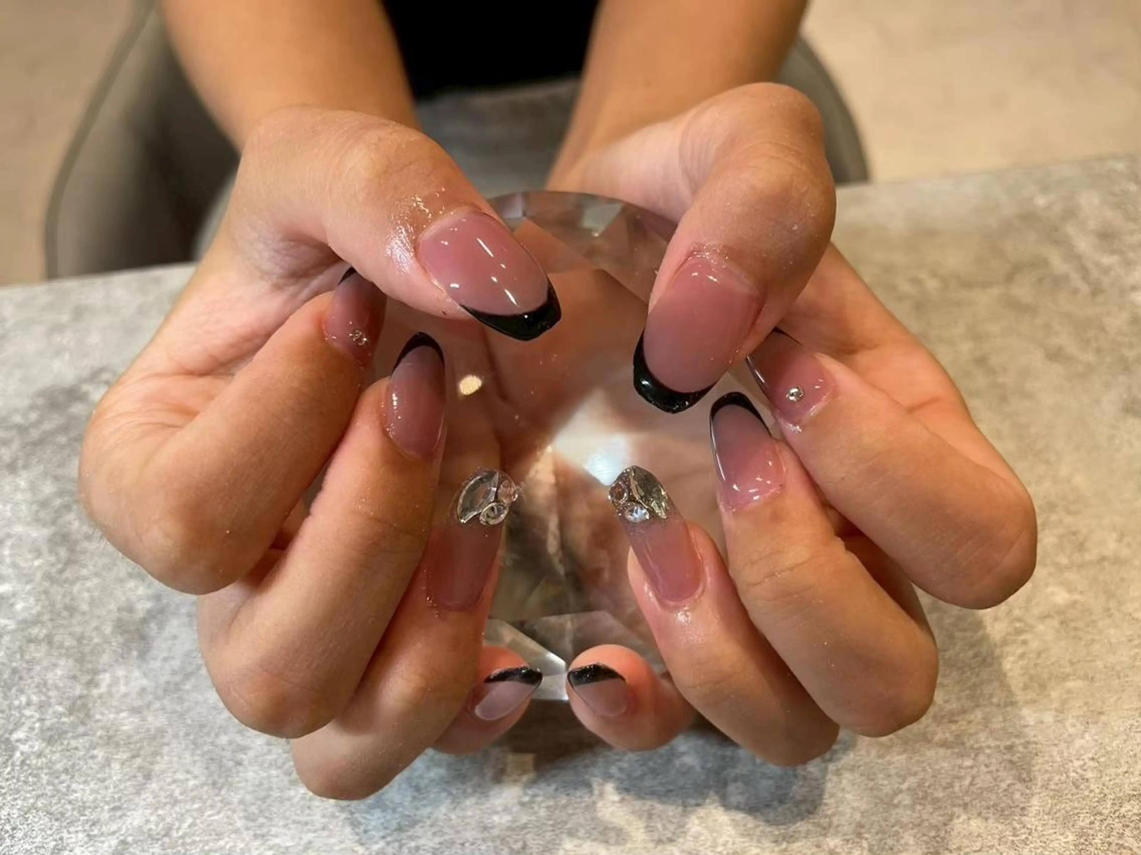 ネイル ボルドー チークネイル クリアネイル 成人式 フラッシュネイル Peche Bloom💅🏼のネイルデザイン