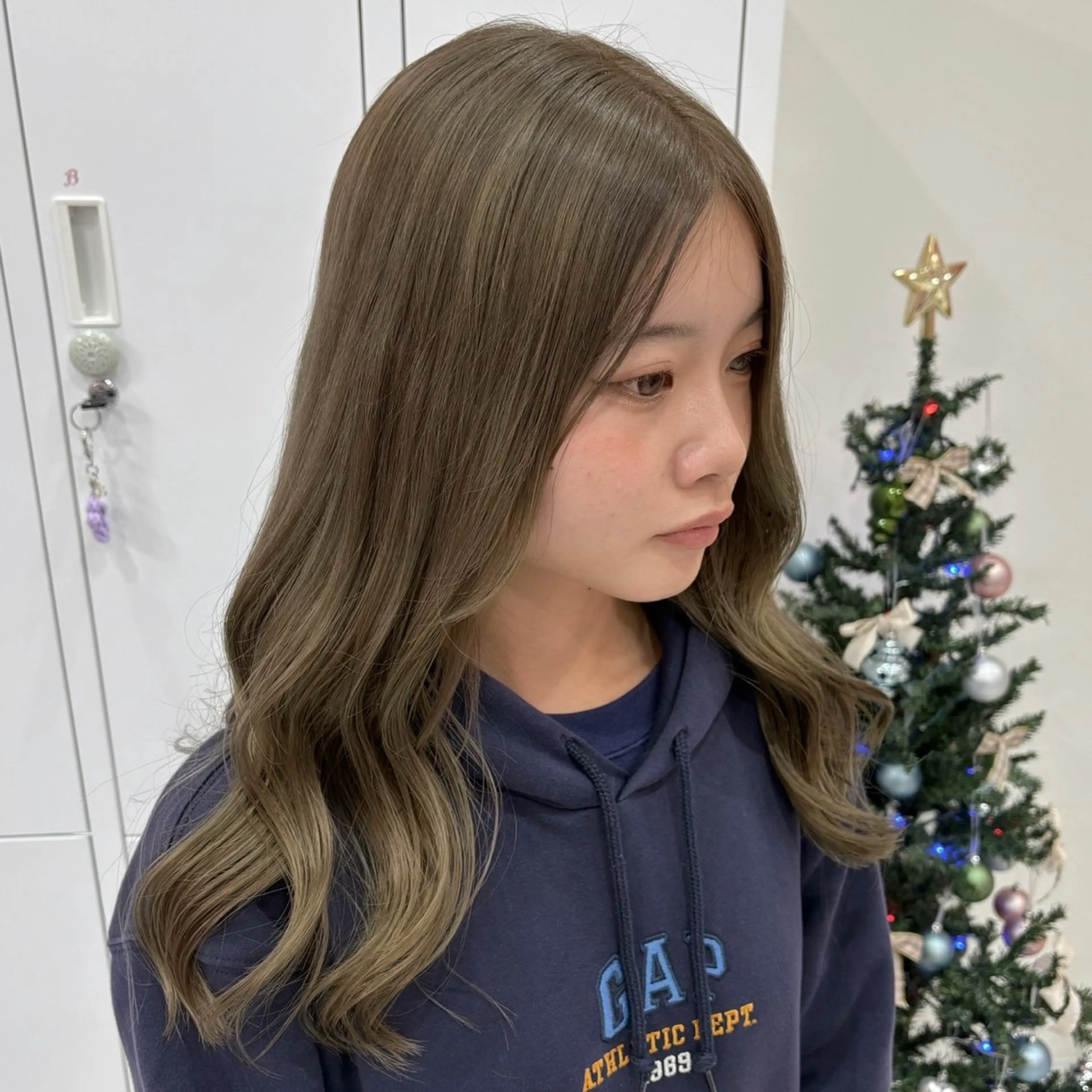 セミロング カラー ブリーチ⏳艶カラー Natsukiのヘアスタイル