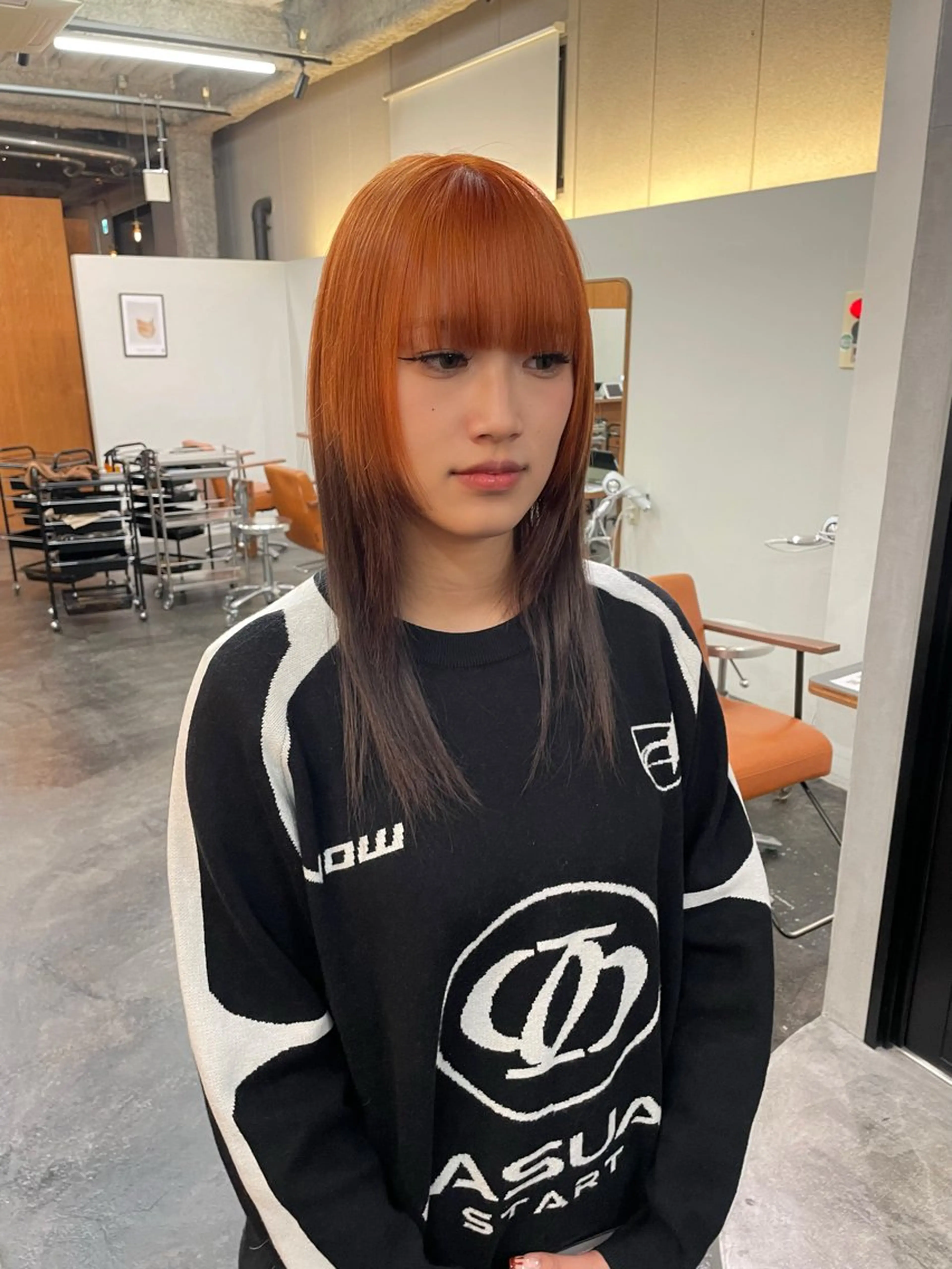 セミロング カラー ブリーチ ブラウンカラー オレンジ ヘアカラー 都築 あんずのヘアスタイル