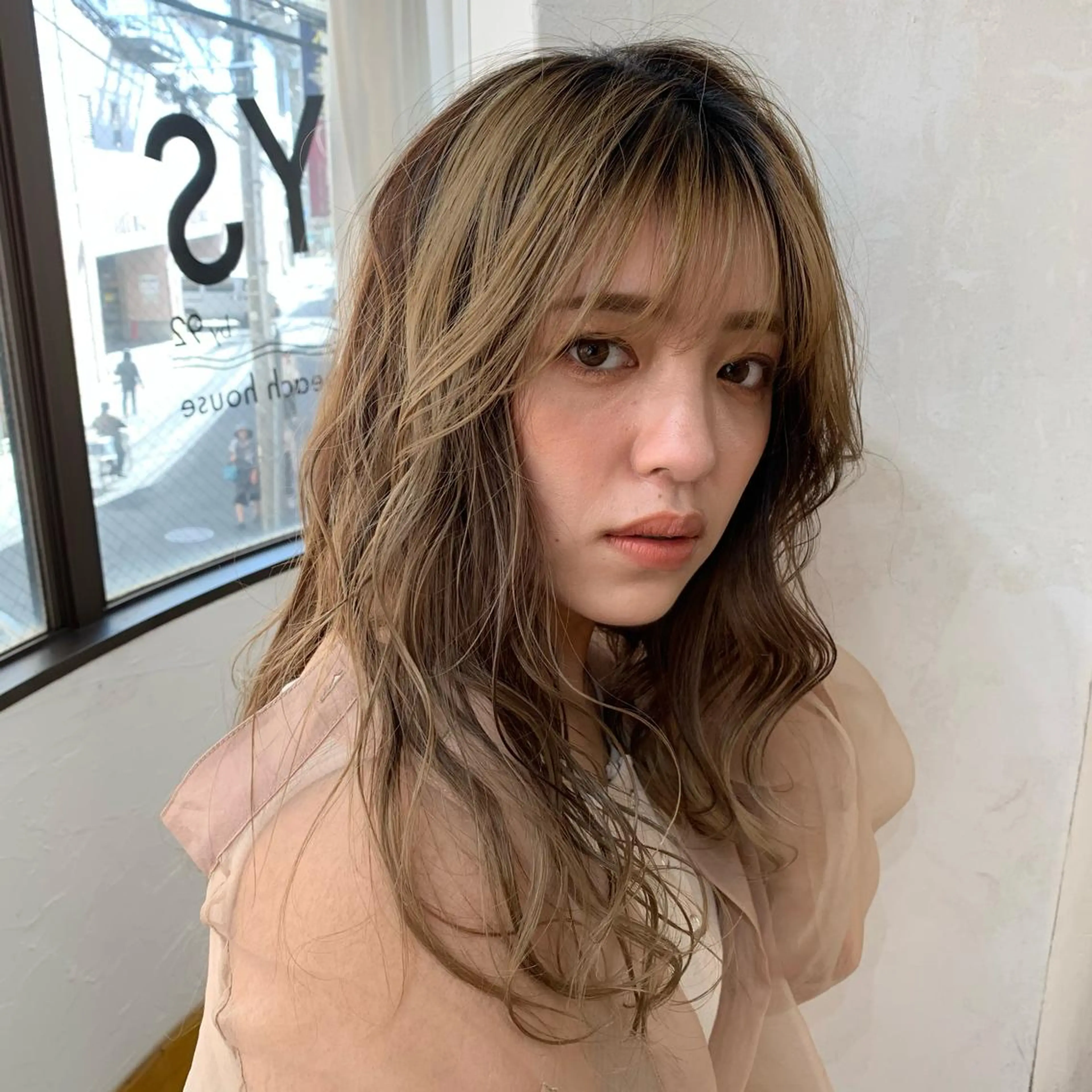 ロング カラー ベージュカラー ハイライトカラー ミルクティーベージュ ハイライト カット ヘアカラー トリートメント KANA/ボブ/ インナーカラー/艶髪のヘアスタイル