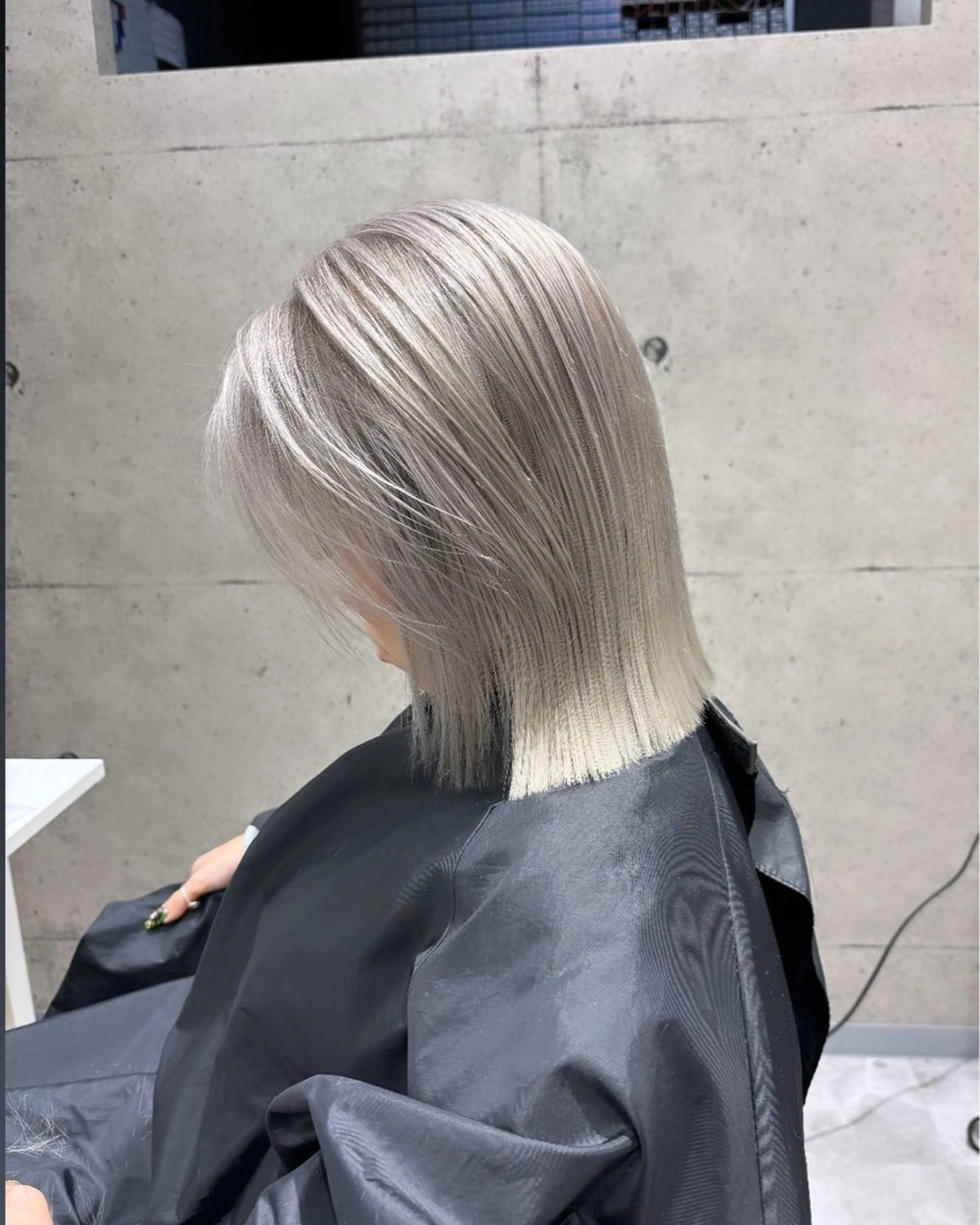 ミディアム カラー ショートボブ アディクシーカラー ブリーチ ケアブリーチ ダブルカラー SUZU/岡山/矯正 ブリーチ/レイヤーのヘアスタイル