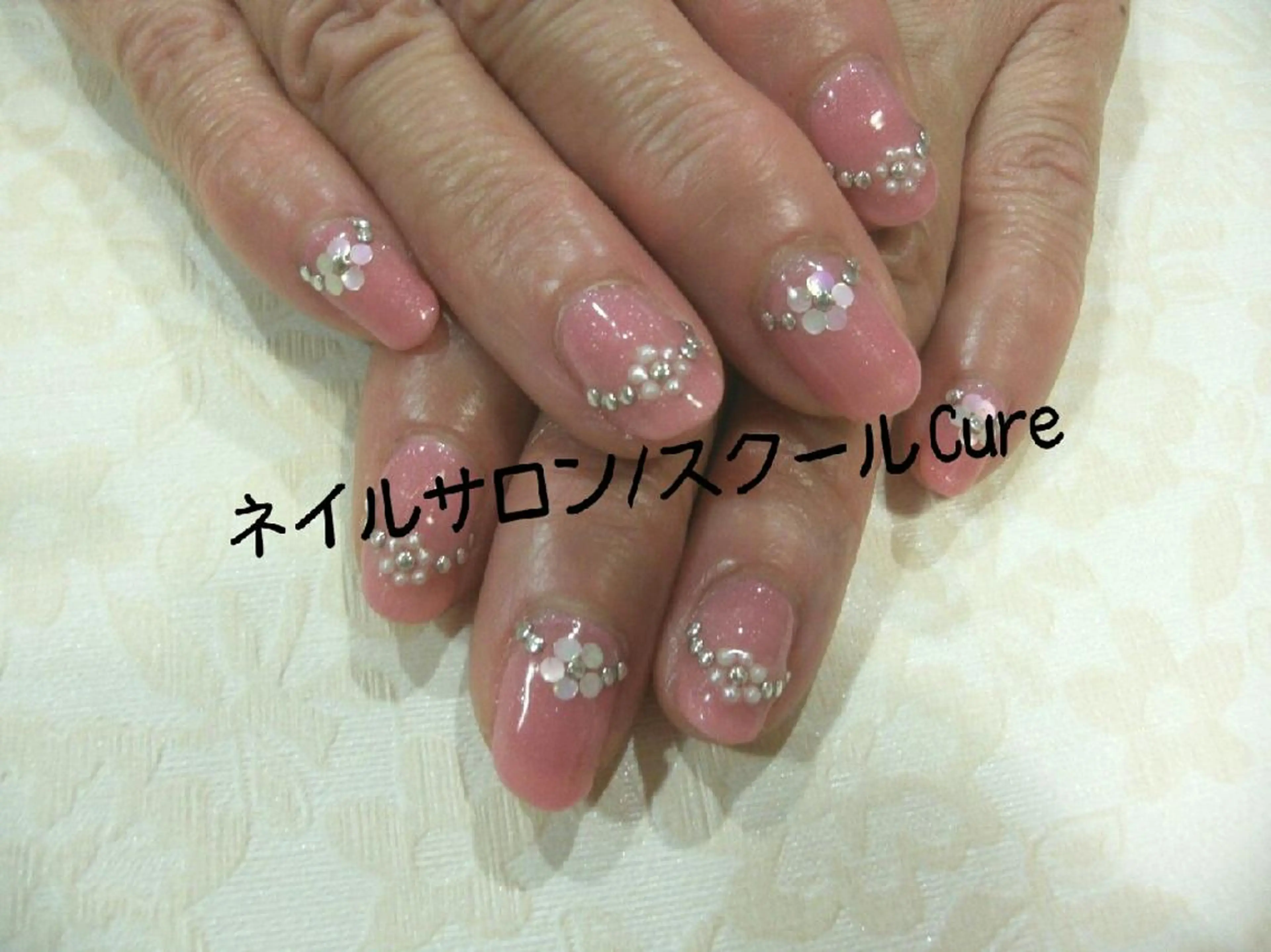 ミディアム ネイル ホログラムネイル ハンドネイル ネイルサロン Cureのネイルデザイン