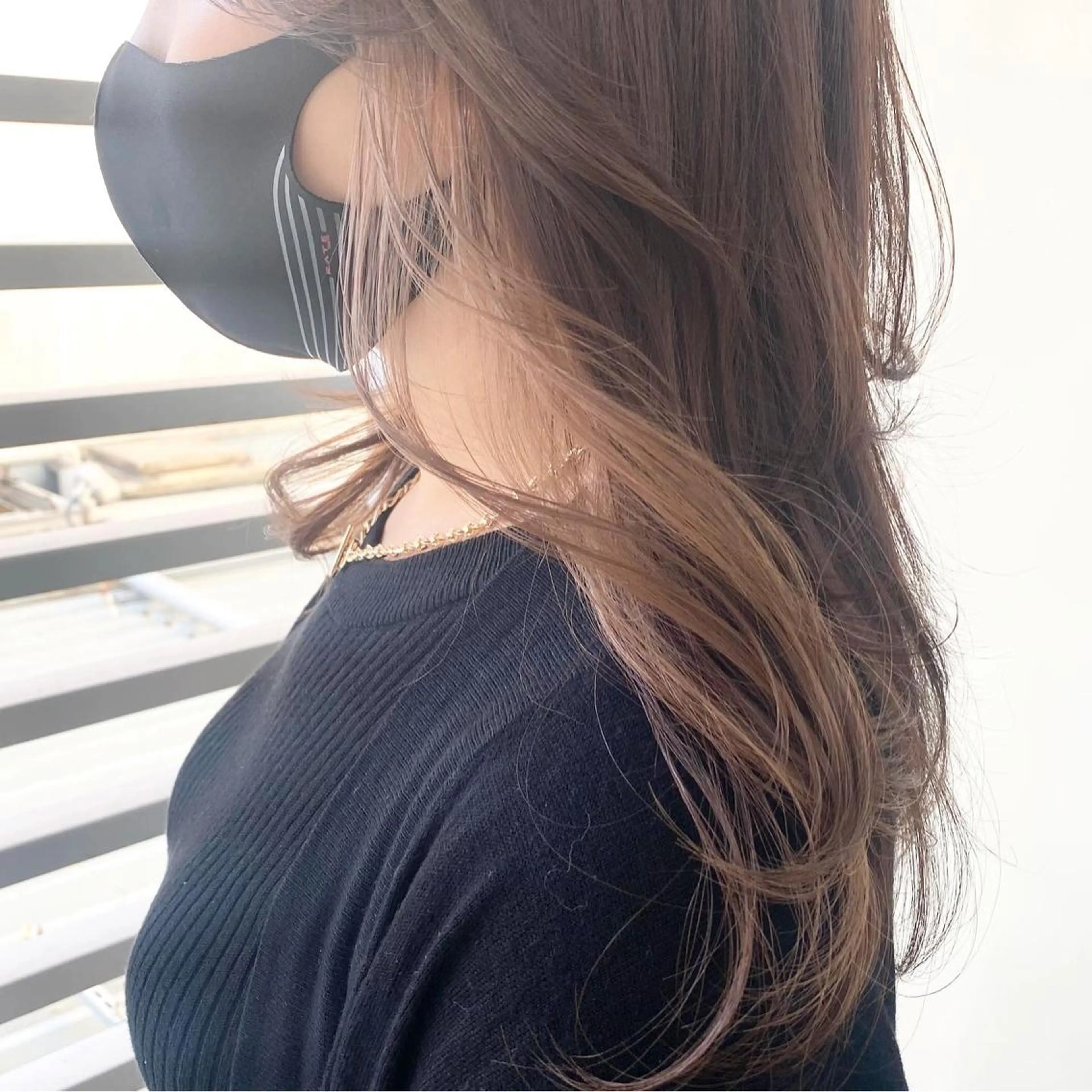 セミロング カラー ANNA ／艶髪／ハイトーンのヘアスタイル