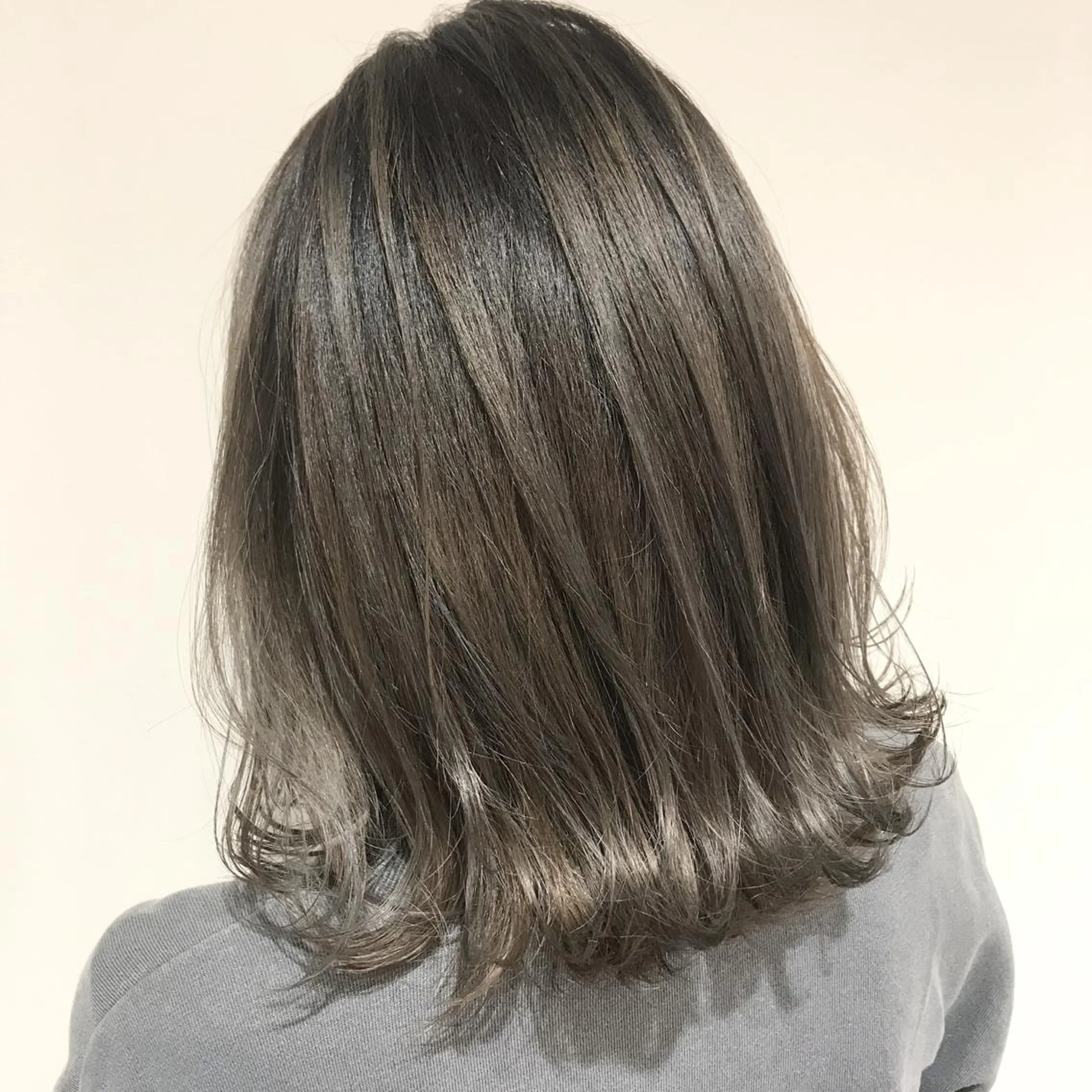 ショート カラー アッシュ アッシュグレー アッシュグレージュ バレイヤージュ ベージュカラー AMI Hair  supply所属・髪質改善カラー 韓国風レイヤーのヘアスタイル