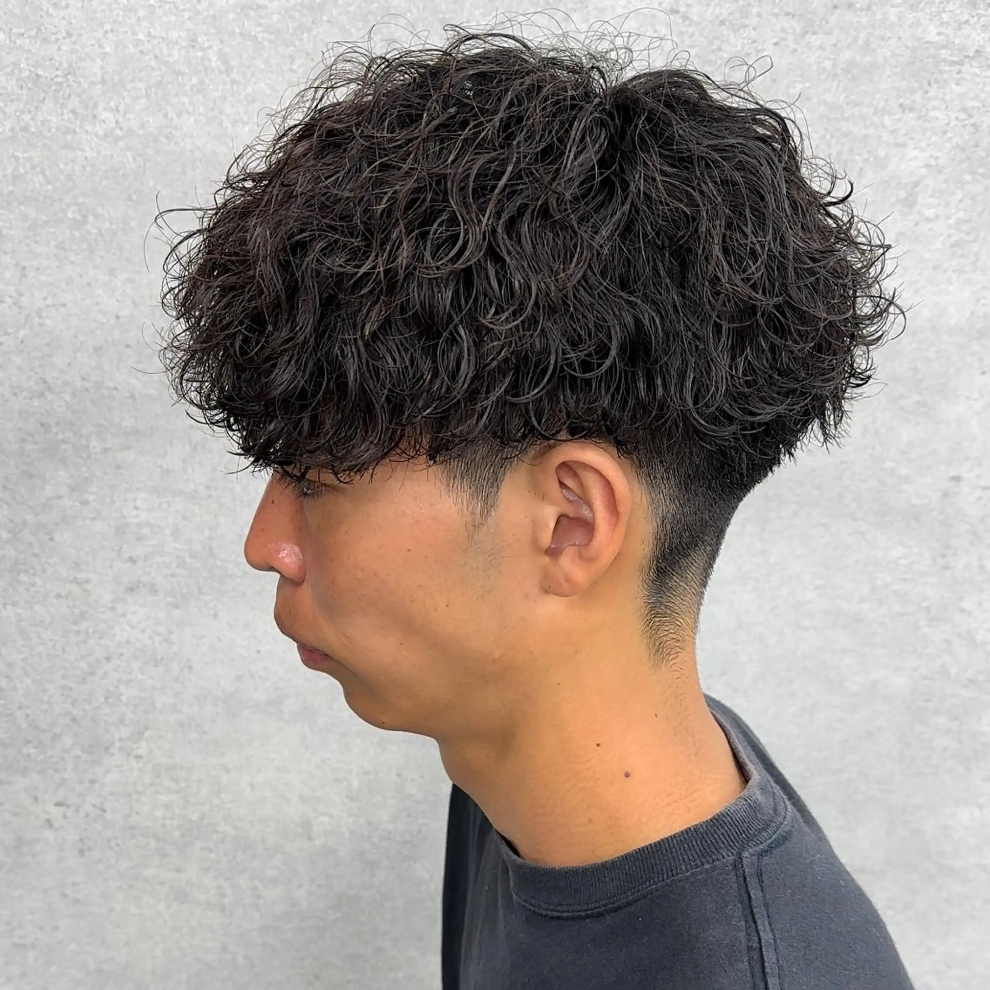 ショート カラー パーマ ヘアアレンジ メンズ キッズ センターパート メンズハイライト マッシュ メンズパーマ スペインカール SKILL ikebukuro所属・✂️メンズカット ひろき✂️のヘアスタイル
