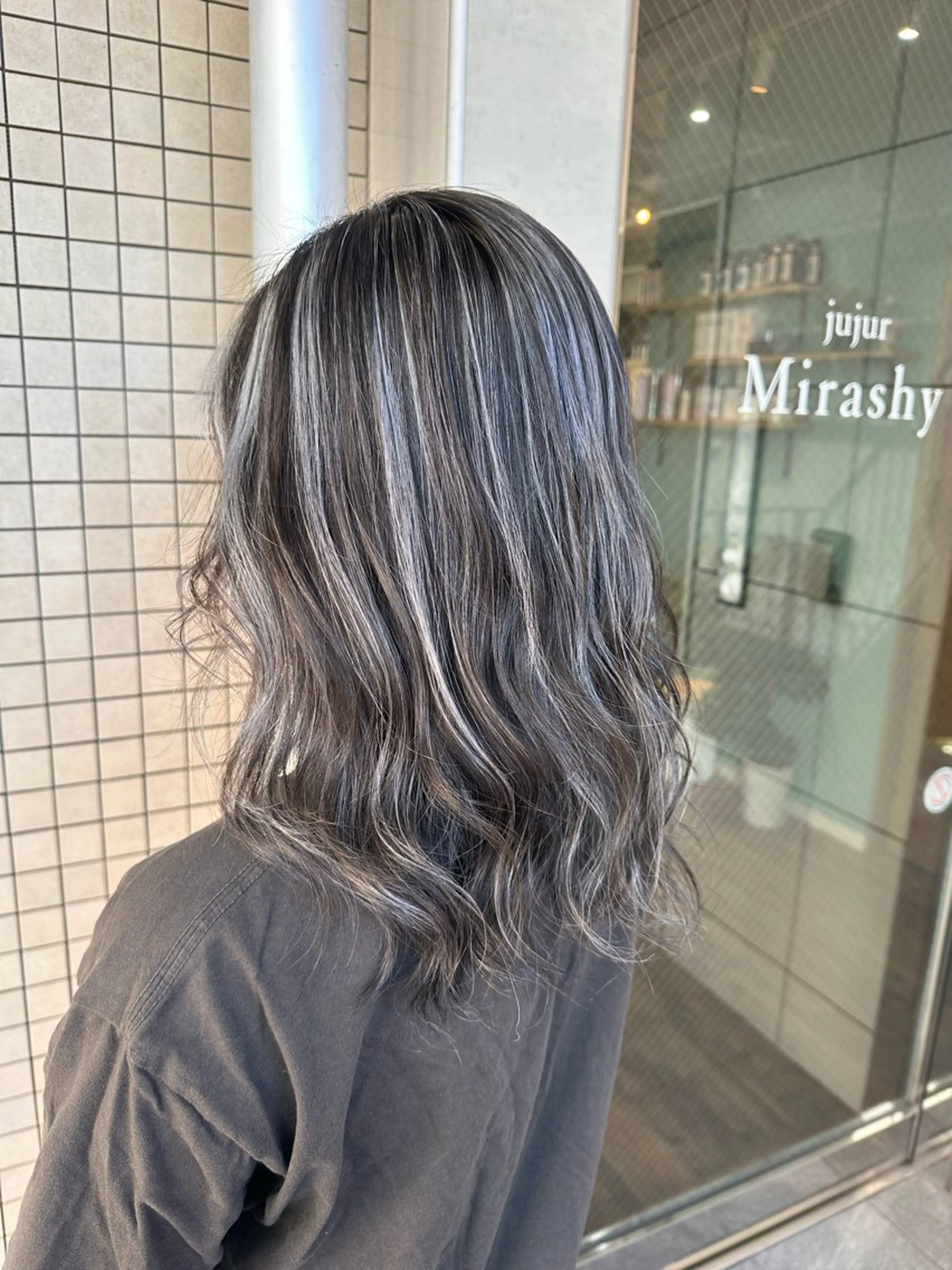 ミディアム カラー グレージュ ハイライトカラー ハイライト ヘアカラー トリートメント 🧸プルエクステ❤︎ ネイルKAO🧸のヘアスタイル