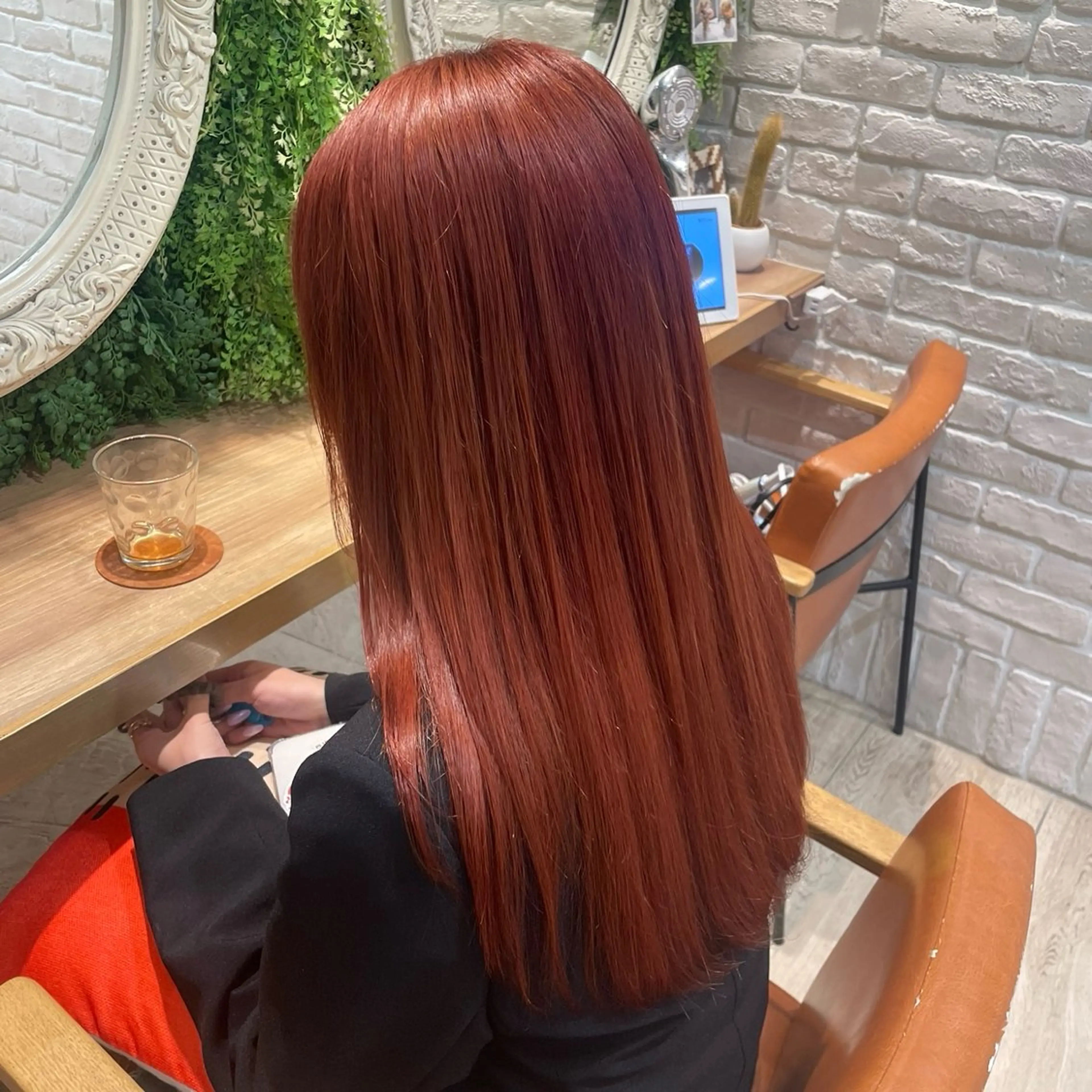 セミロング カラー オレンジ オレンジレッド レッドカラー ヘアカラー 横浜パーマ🌐 暖色カラー🍒もえかのヘアスタイル