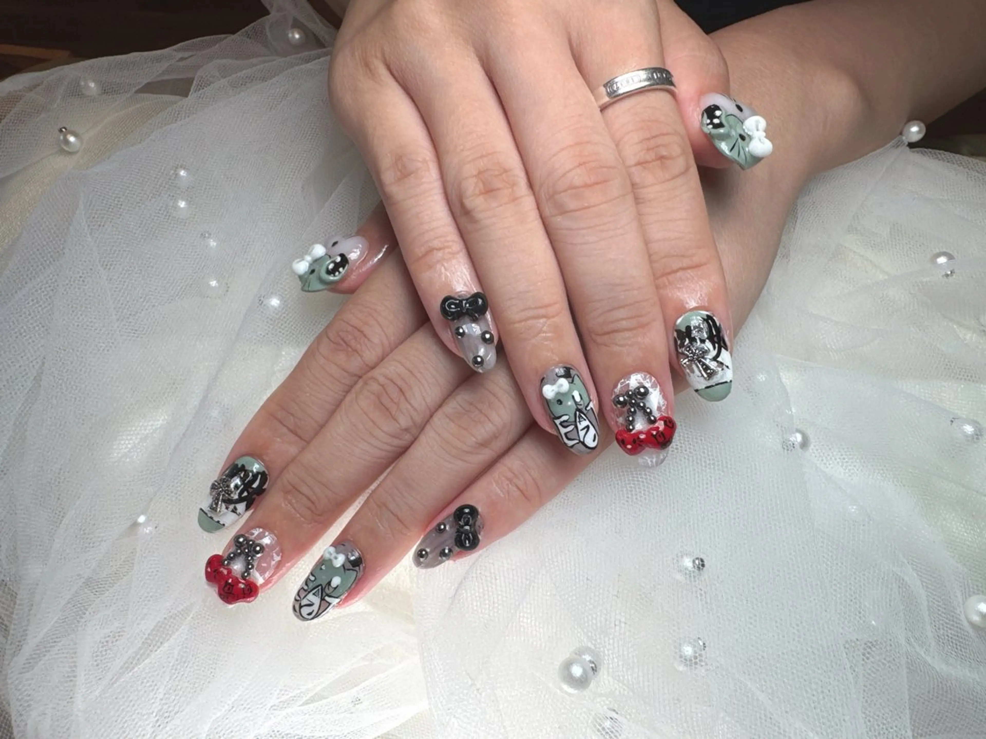 ネイル アートネイル フラワーネイル ゴージャス キラキラネイル ストーンネイル ハンドネイル リセス 高田馬場のネイルデザイン